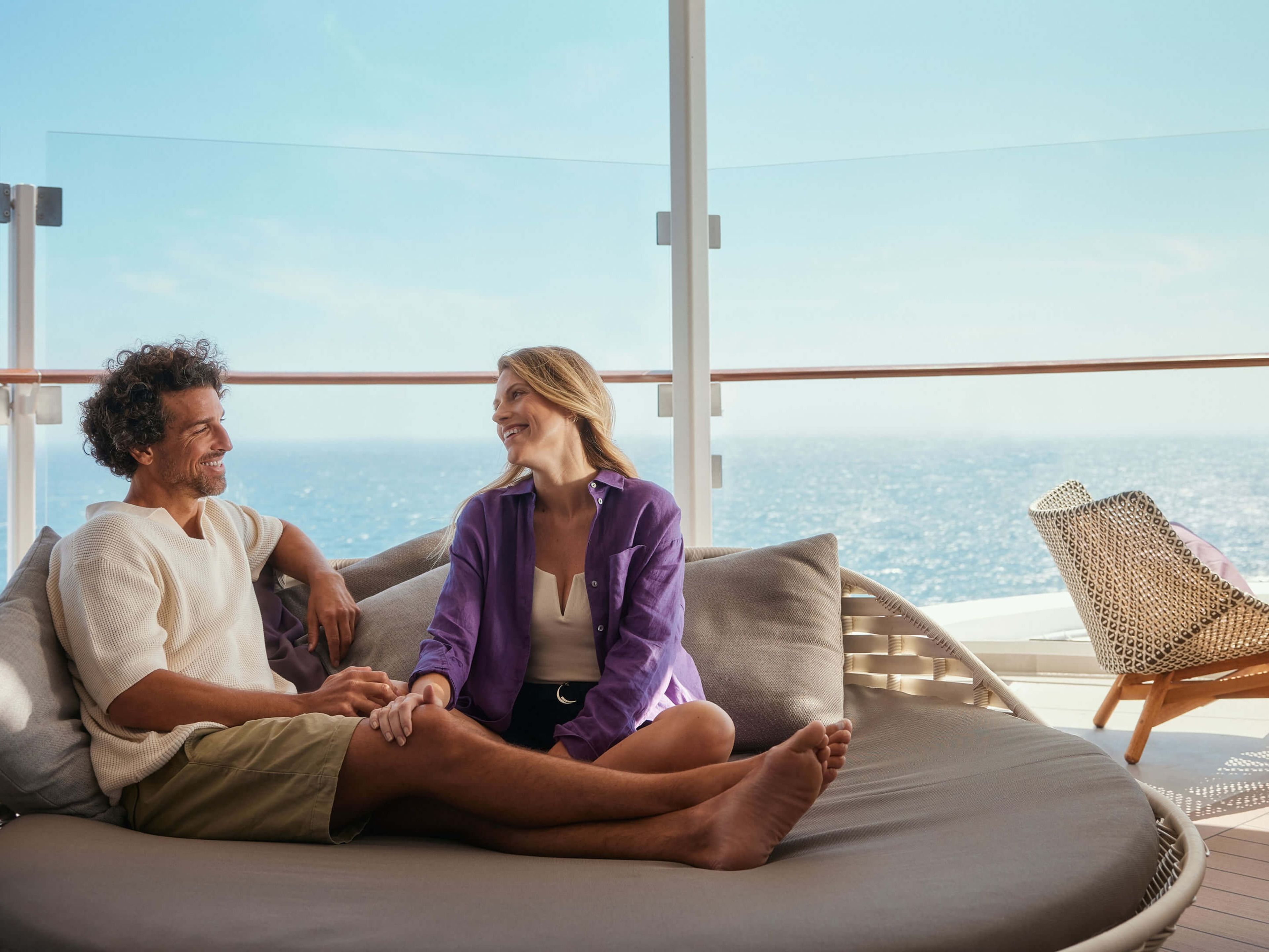 Paar an Bord Paar entspannt auf Kreuzfahrtschiff der Mein Schiff® Flotte, Meerblick.