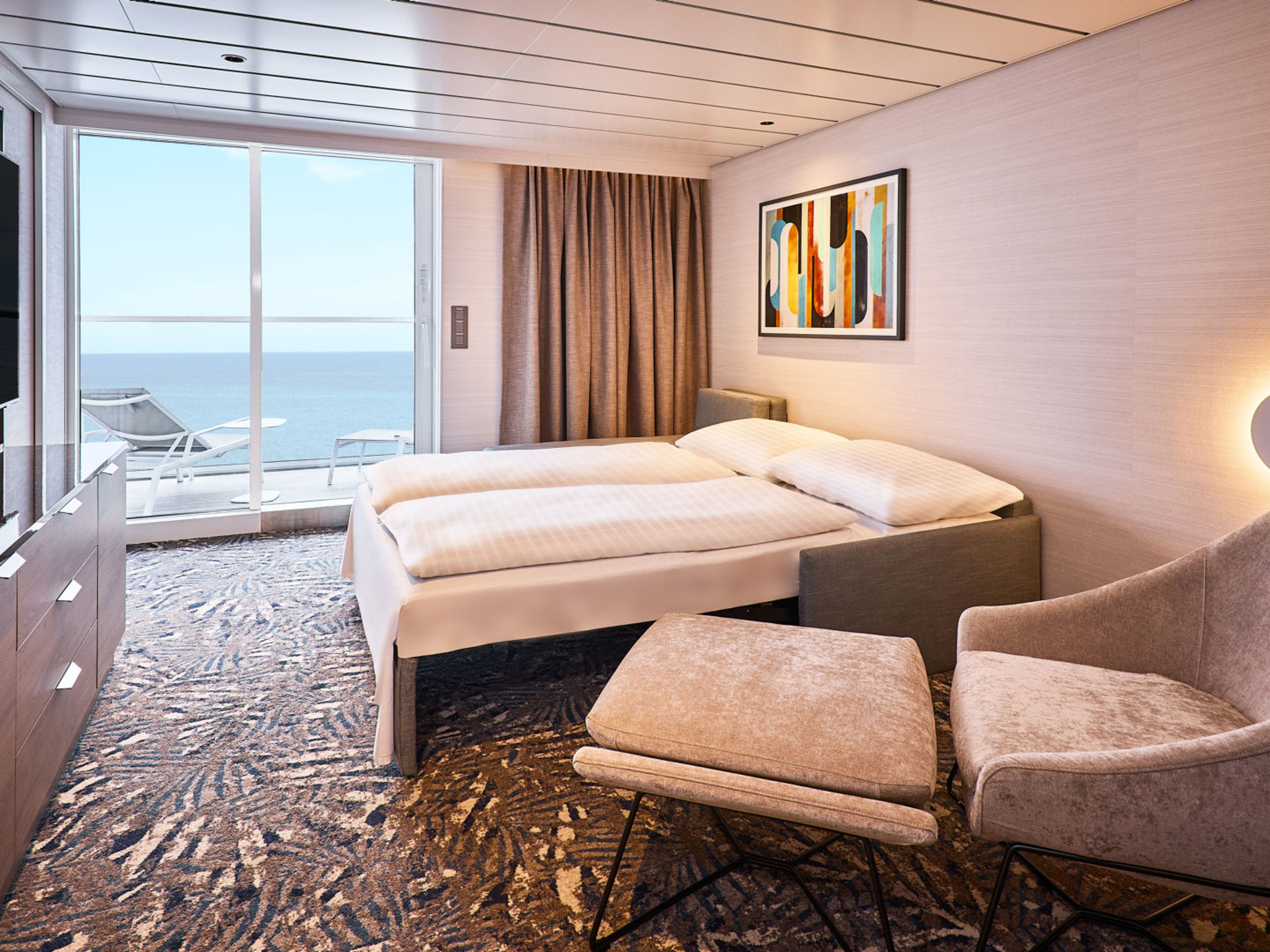 Weitblick Suite auf der neuen Mein Schiff Relax Helles Kreuzfahrtschiffzimmer mit Doppelbett, Meerblick und Balkon.