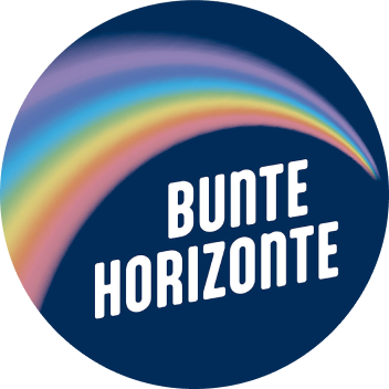 Regenbogen mit Schriftzug "Bunte Horizonte" auf blauem Hintergrund.