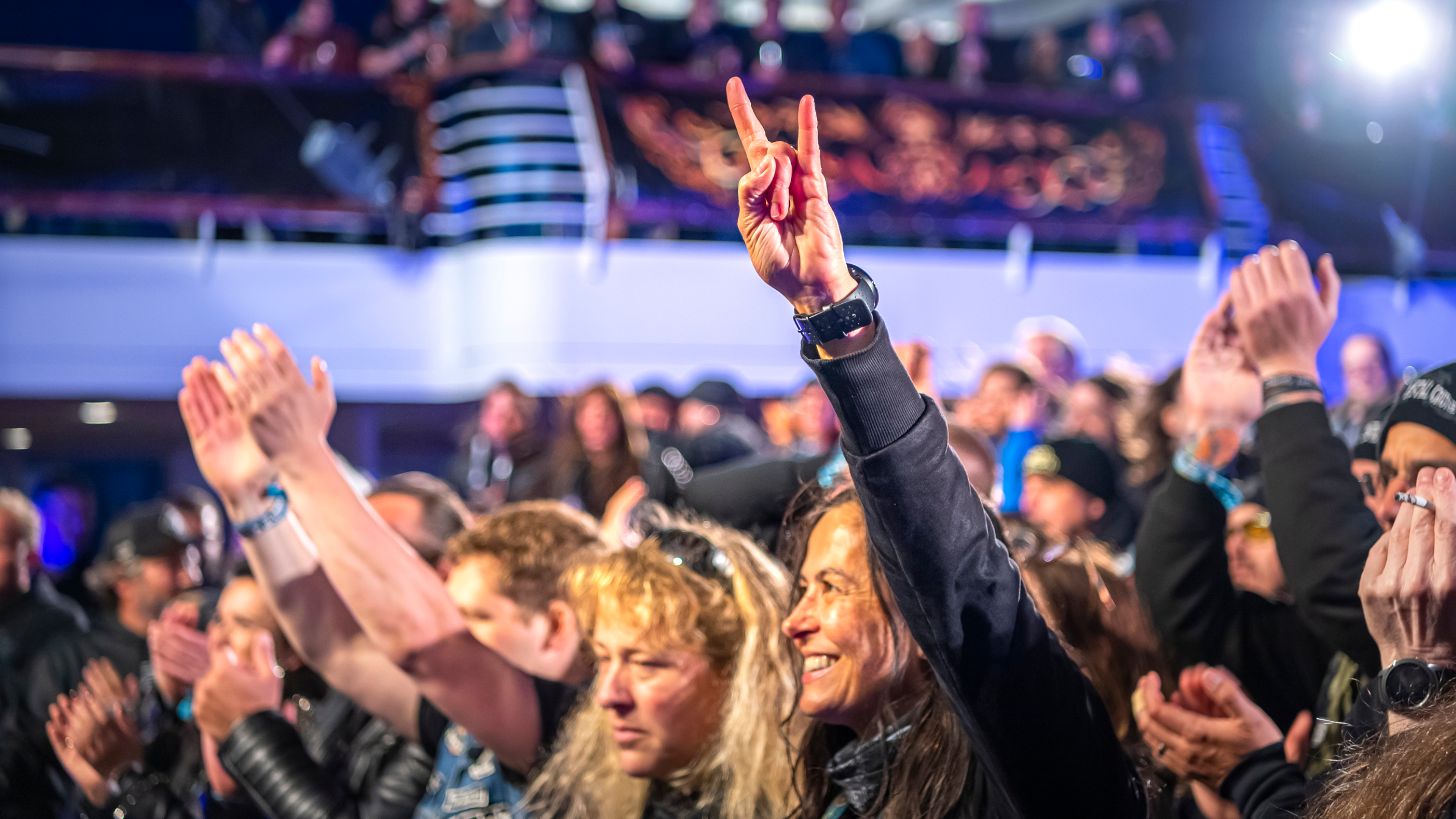 Menschenmenge jubelt auf Kreuzfahrtschiff der Mein Schiff® Flotte. Menschenmenge jubelt auf Kreuzfahrtschiff der Mein Schiff® Flotte.
