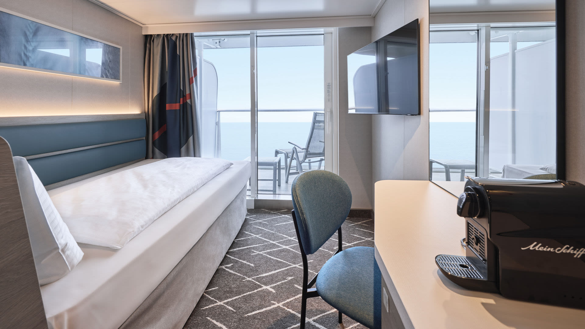 Helles Kabinenzimmer mit Balkon auf Kreuzfahrtschiff der Mein Schiff® Flotte.