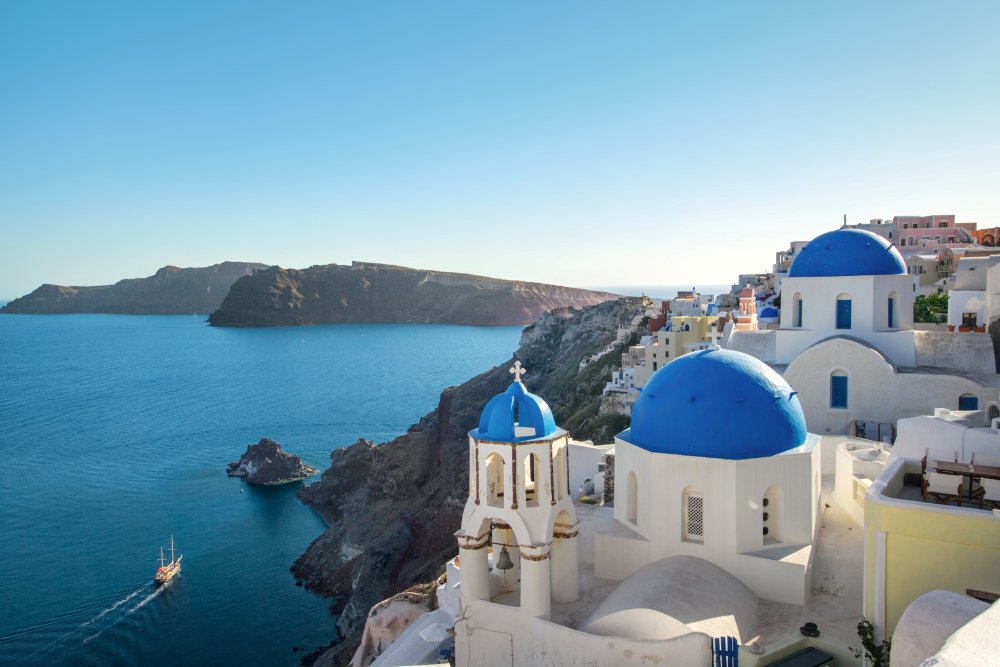 Blaue Kuppeln und Meerblick in Santorini, Griechenland.