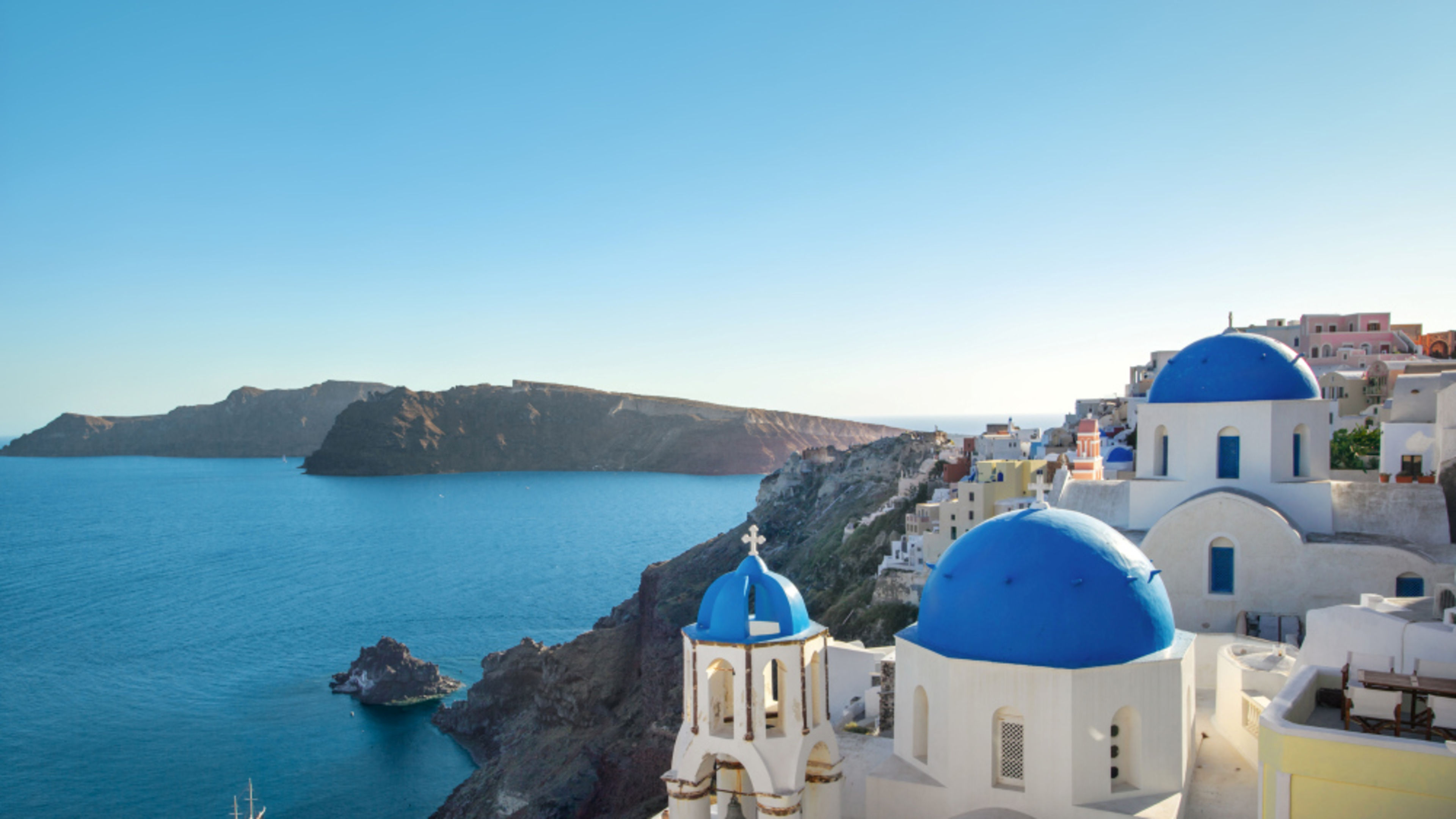 Griechenland Blaue Kuppeln und Meerblick in Santorini, Griechenland.