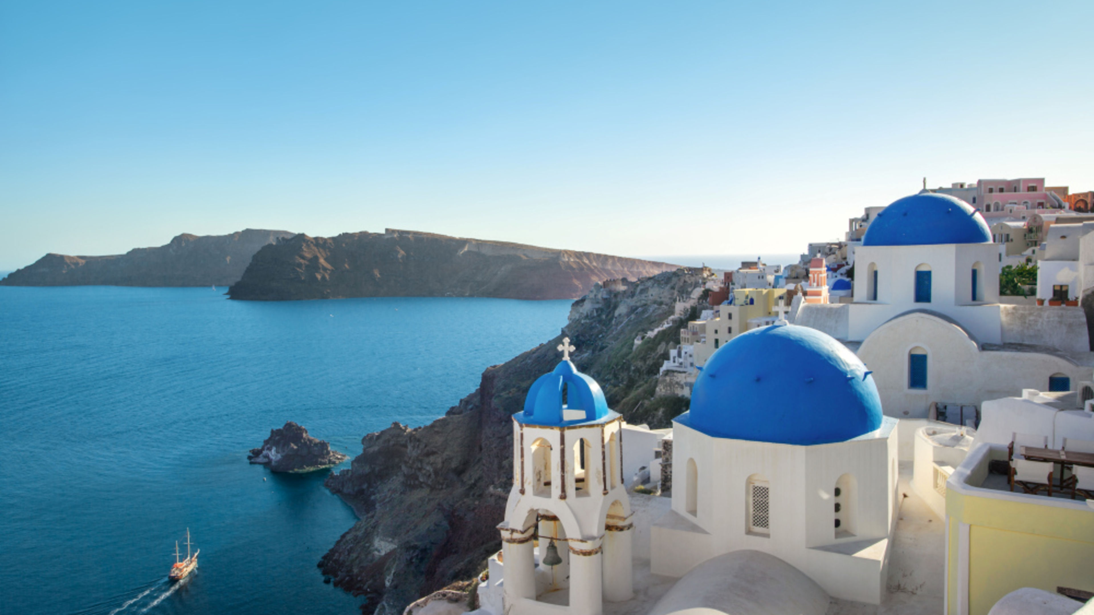 Blaue Kuppeln und Meerblick in Santorini, Griechenland. Blaue Kuppeln und Meerblick in Santorini, Griechenland.