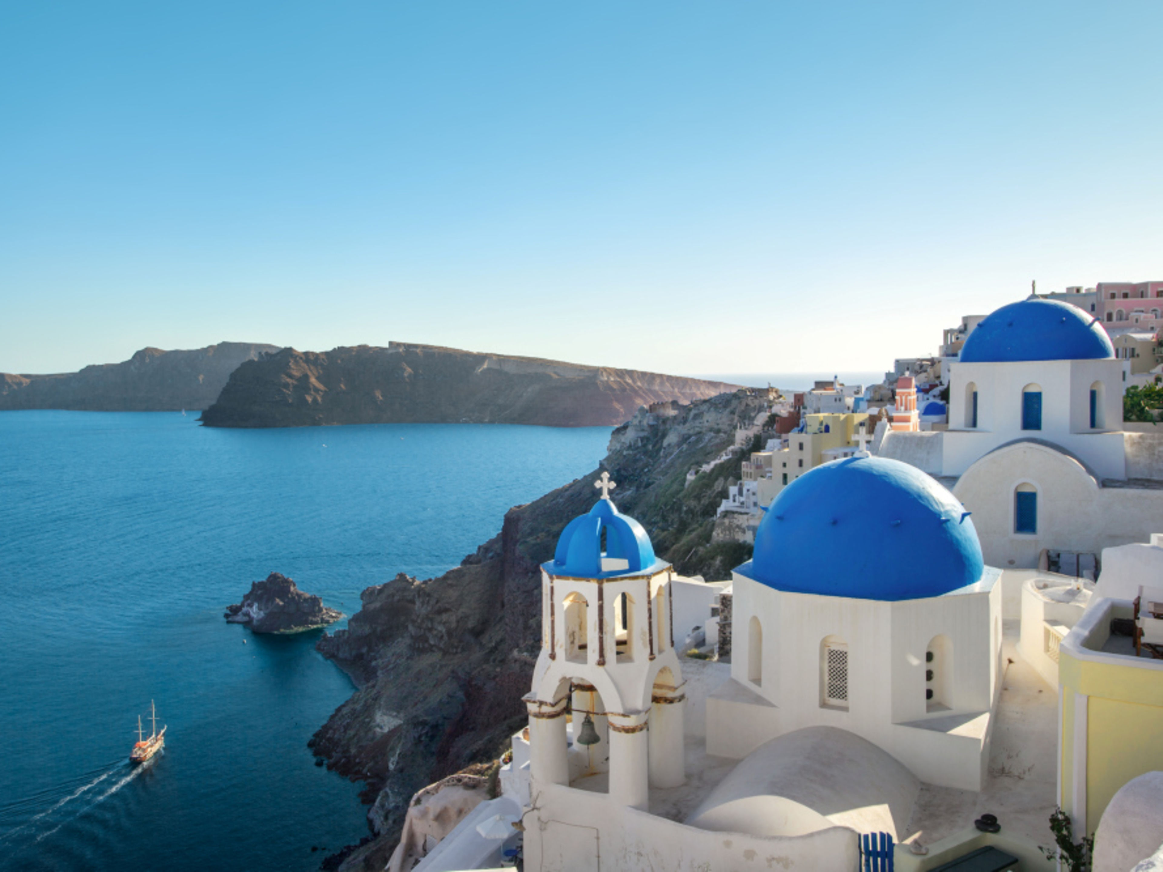 Blaue Kuppeln und Meerblick in Santorini, Griechenland. Blaue Kuppeln und Meerblick in Santorini, Griechenland.