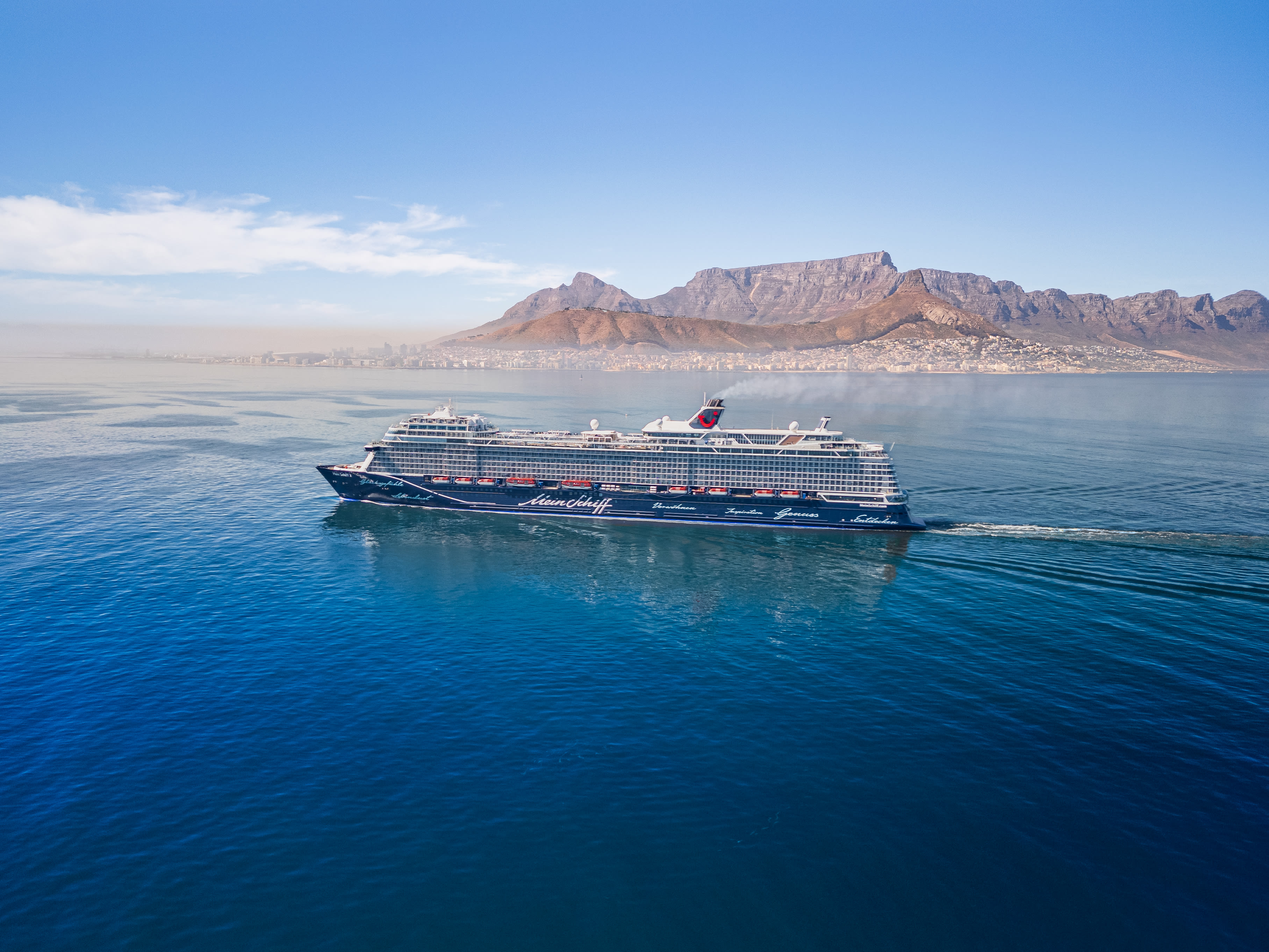 Kreuzfahrtschiff der Mein Schiff® Flotte vor Tafelberg, Kapstadt.