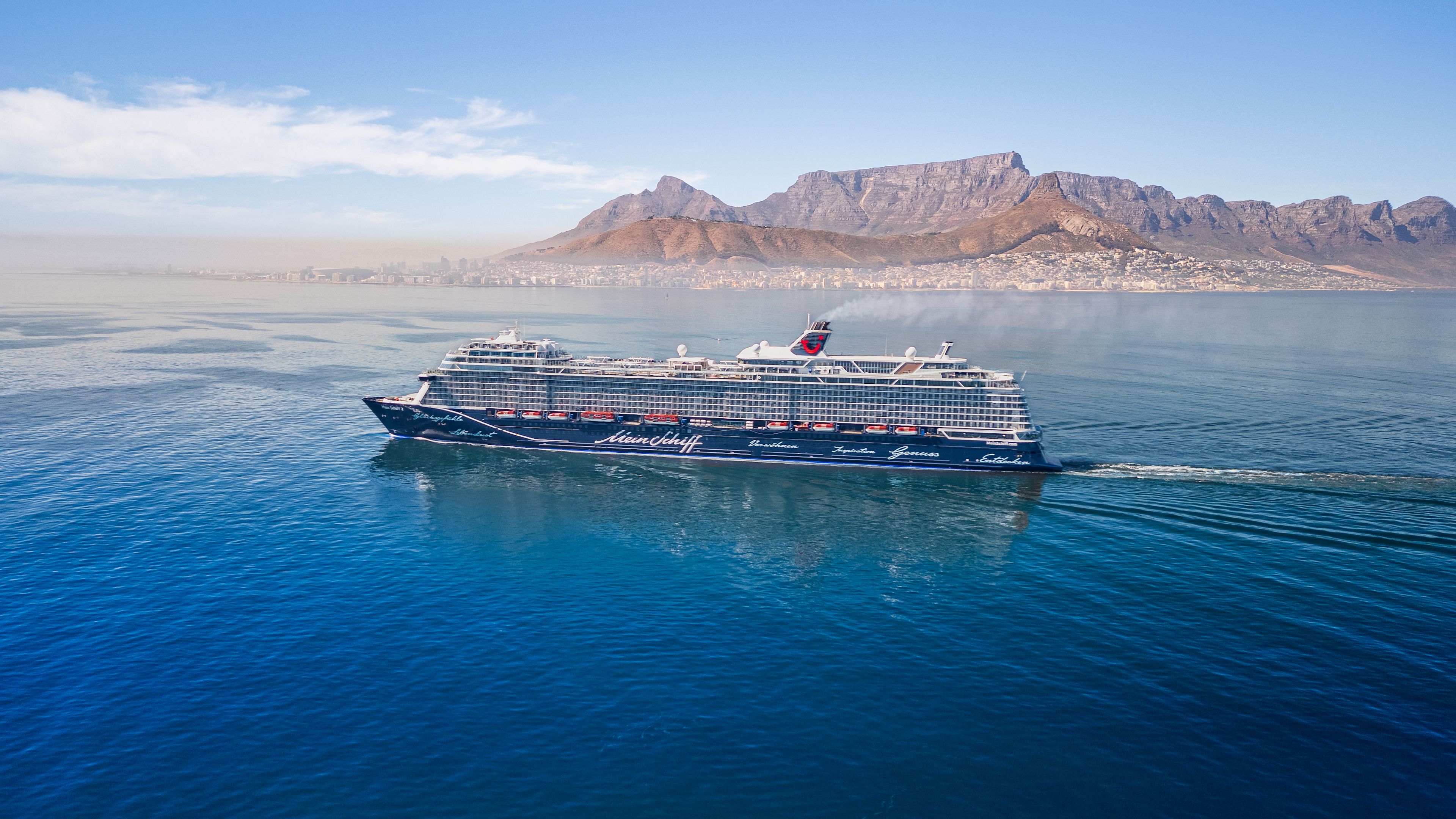 Kreuzfahrtschiff der Mein Schiff® Flotte vor Tafelberg, Kapstadt. Kreuzfahrtschiff der Mein Schiff® Flotte vor Tafelberg, Kapstadt.