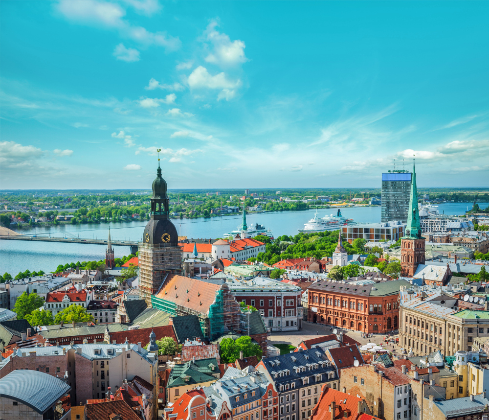 Stadtansicht von Riga mit Fluss, Kreuzfahrtschiff und blauen Himmel.