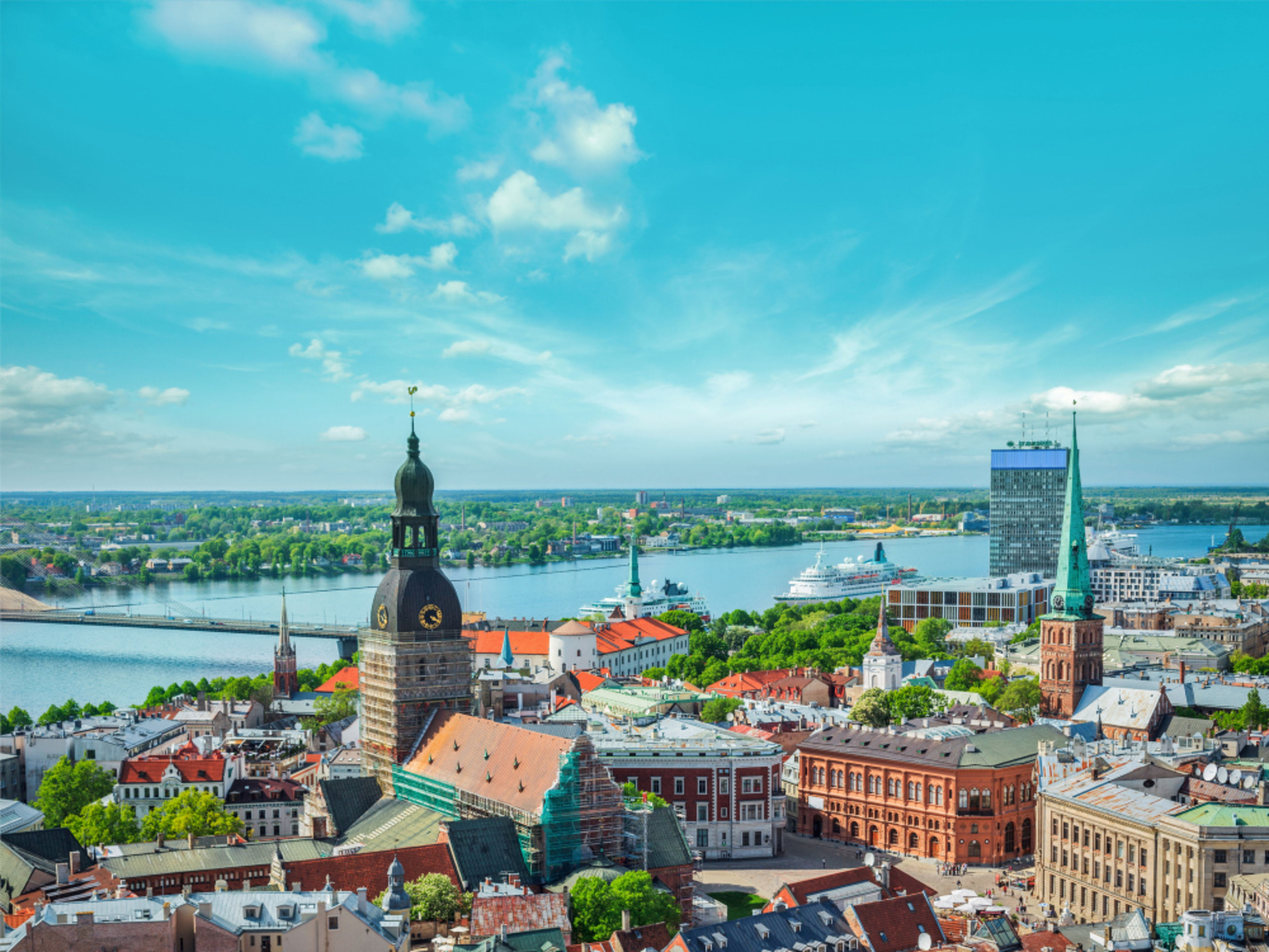 Riga Stadtansicht von Riga mit Fluss, Kreuzfahrtschiff und blauen Himmel.