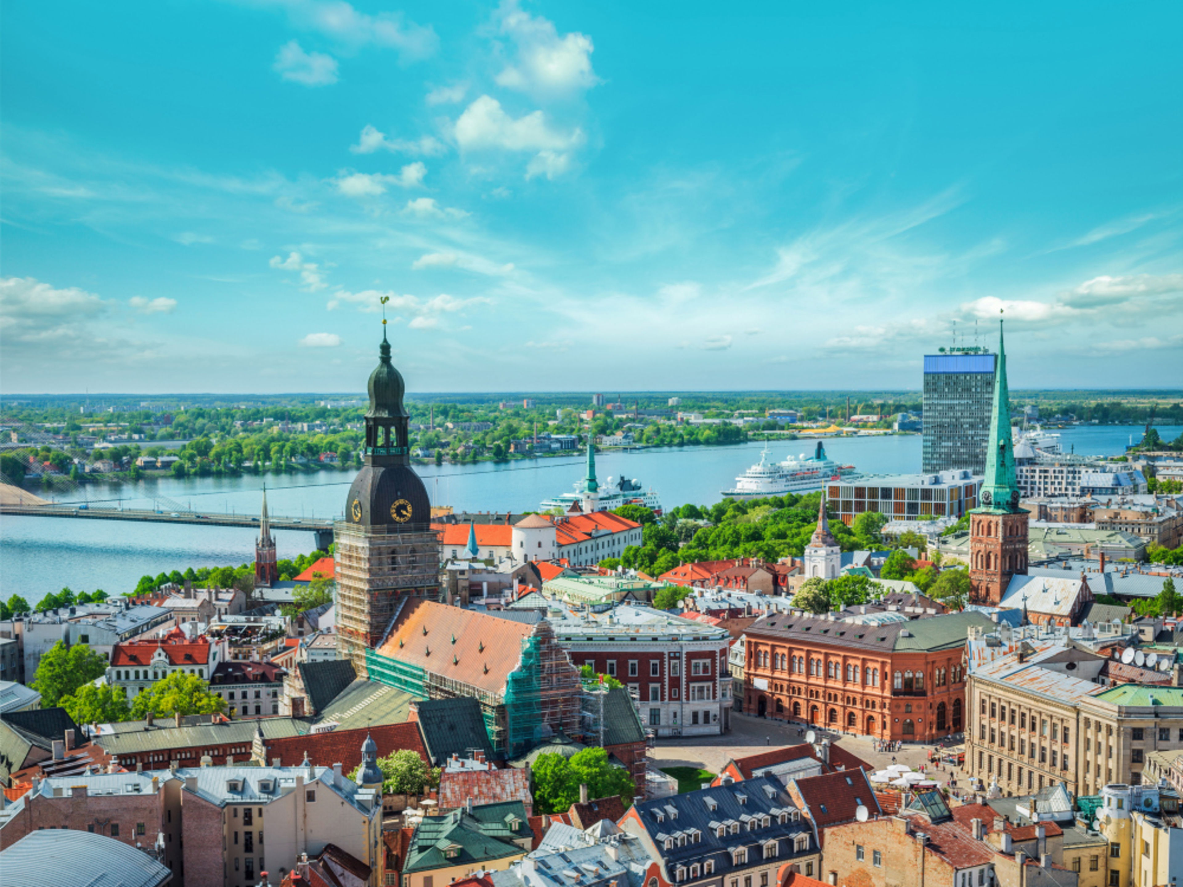 Stadtansicht von Riga mit Fluss, Kreuzfahrtschiff und blauen Himmel. Stadtansicht von Riga mit Fluss, Kreuzfahrtschiff und blauen Himmel.