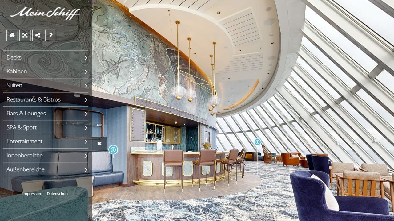 Moderne Lounge mit Bar, großen Fenstern, blauen und braunen Möbeln auf Kreuzfahrtschiff der Mein Schiff® Flotte.