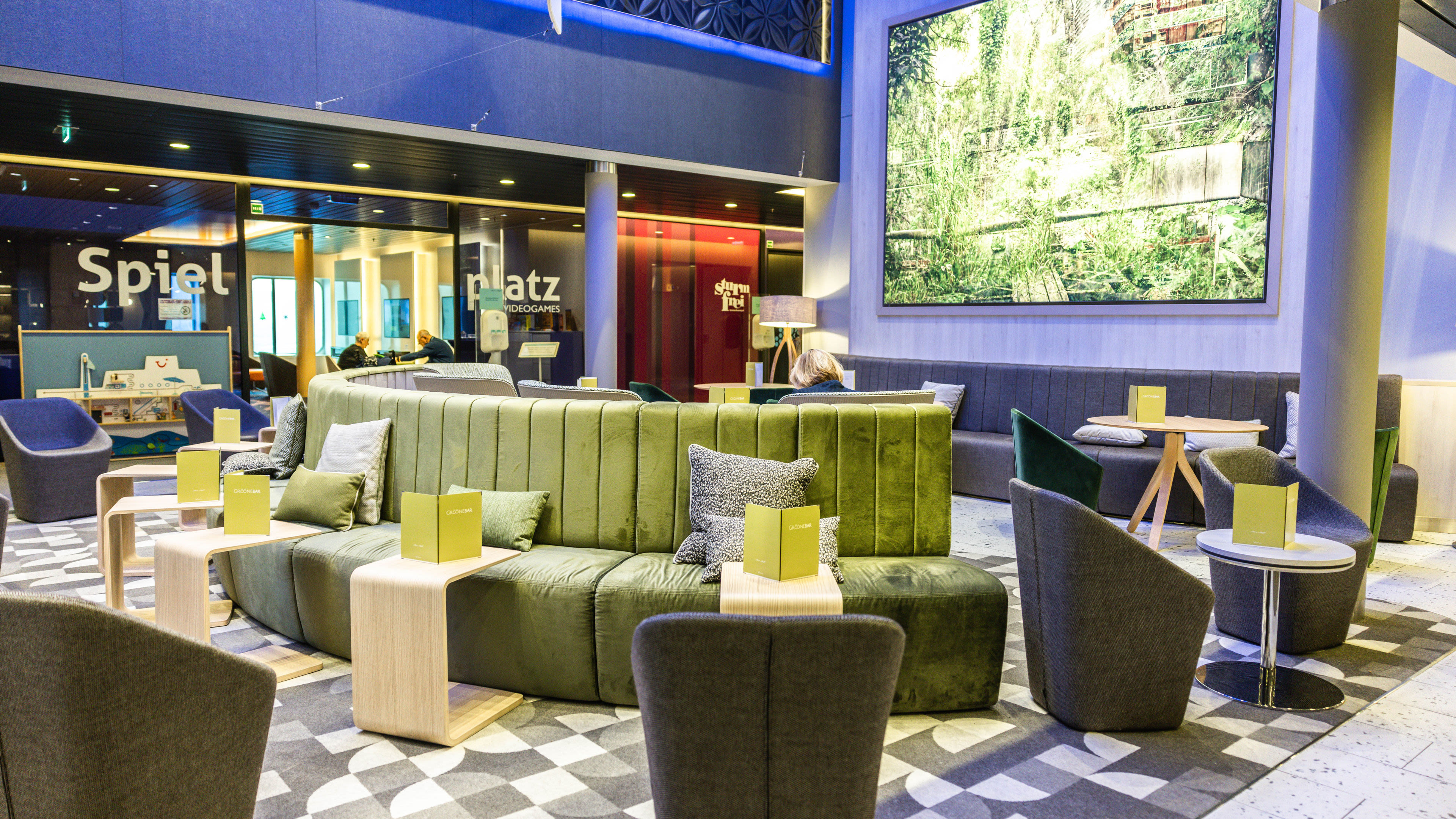 Moderne Lounge mit grünen Sofas, Tischen und Wandkunst. Moderne Lounge mit grünen Sofas, Tischen und Wandkunst.