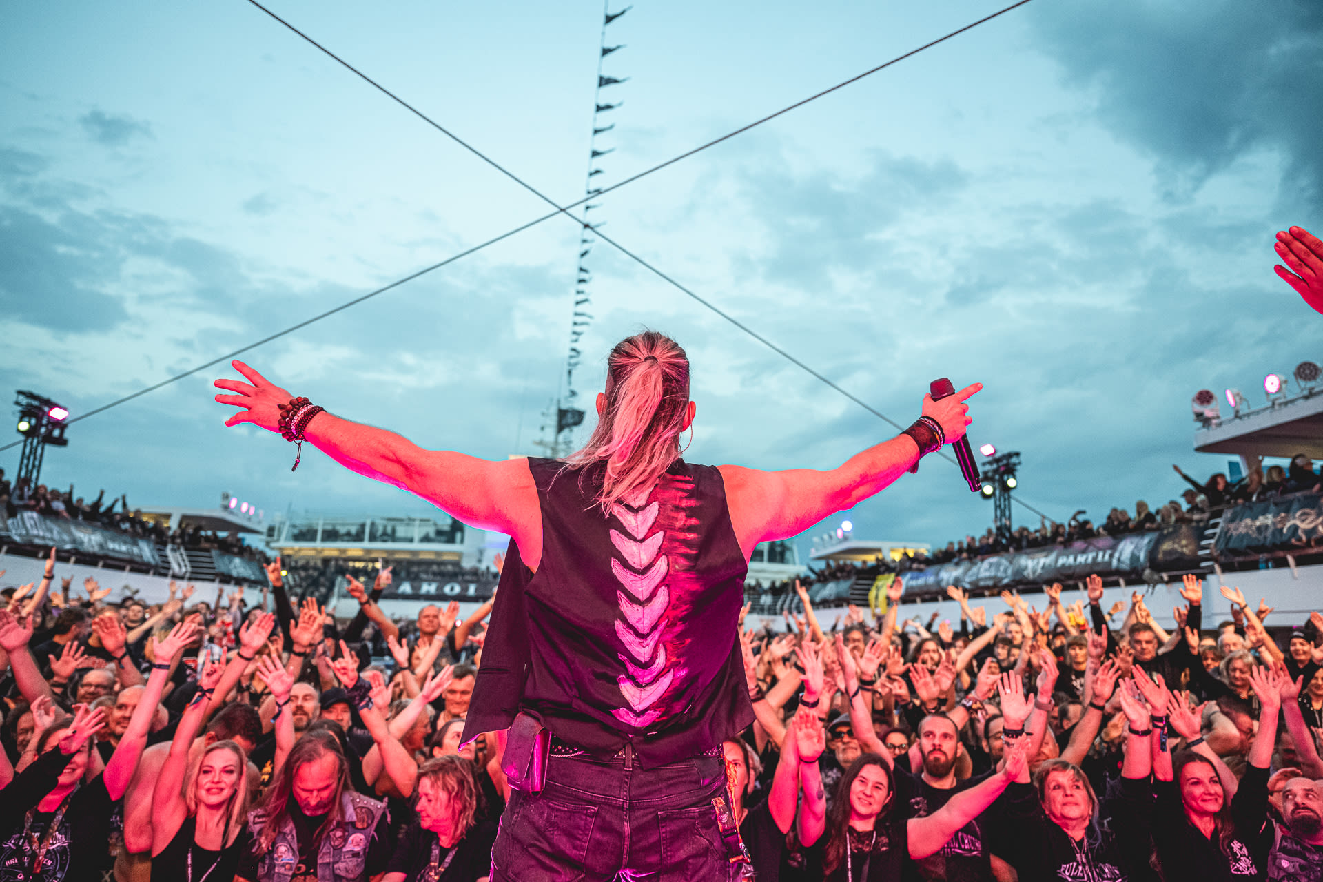 Musiker auf Kreuzfahrtschiff der Mein Schiff® Flotte, jubelnde Menge.