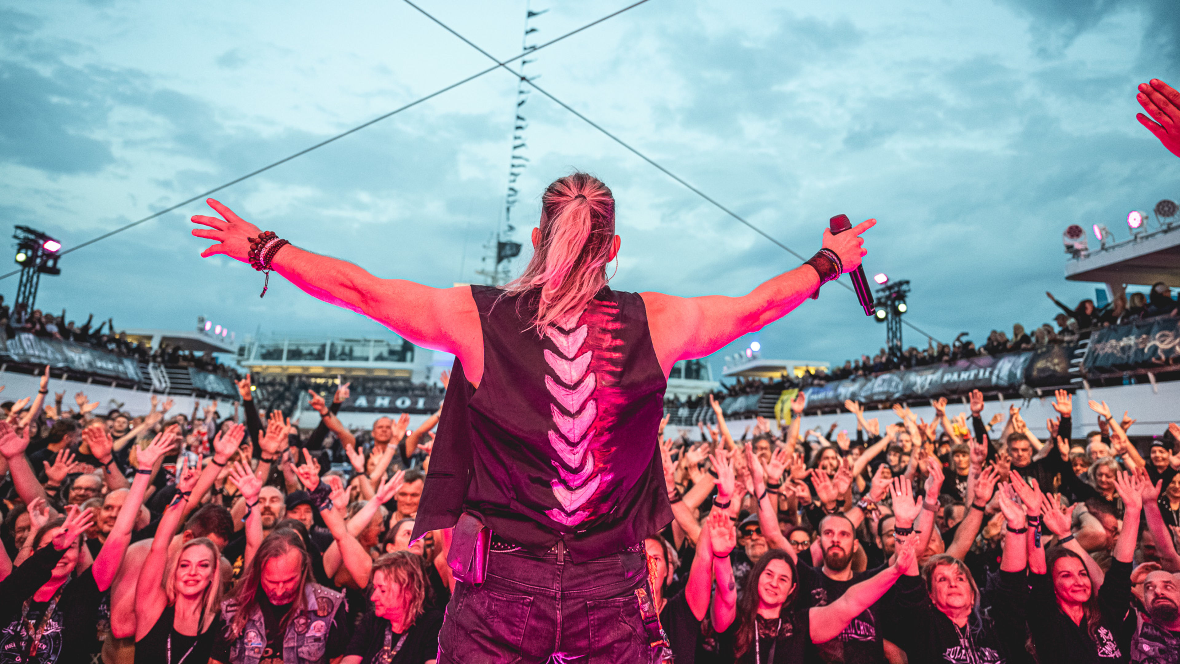 FMC Part II 20240908 melindaclabes-124 Musiker auf Kreuzfahrtschiff der Mein Schiff® Flotte, jubelnde Menge.