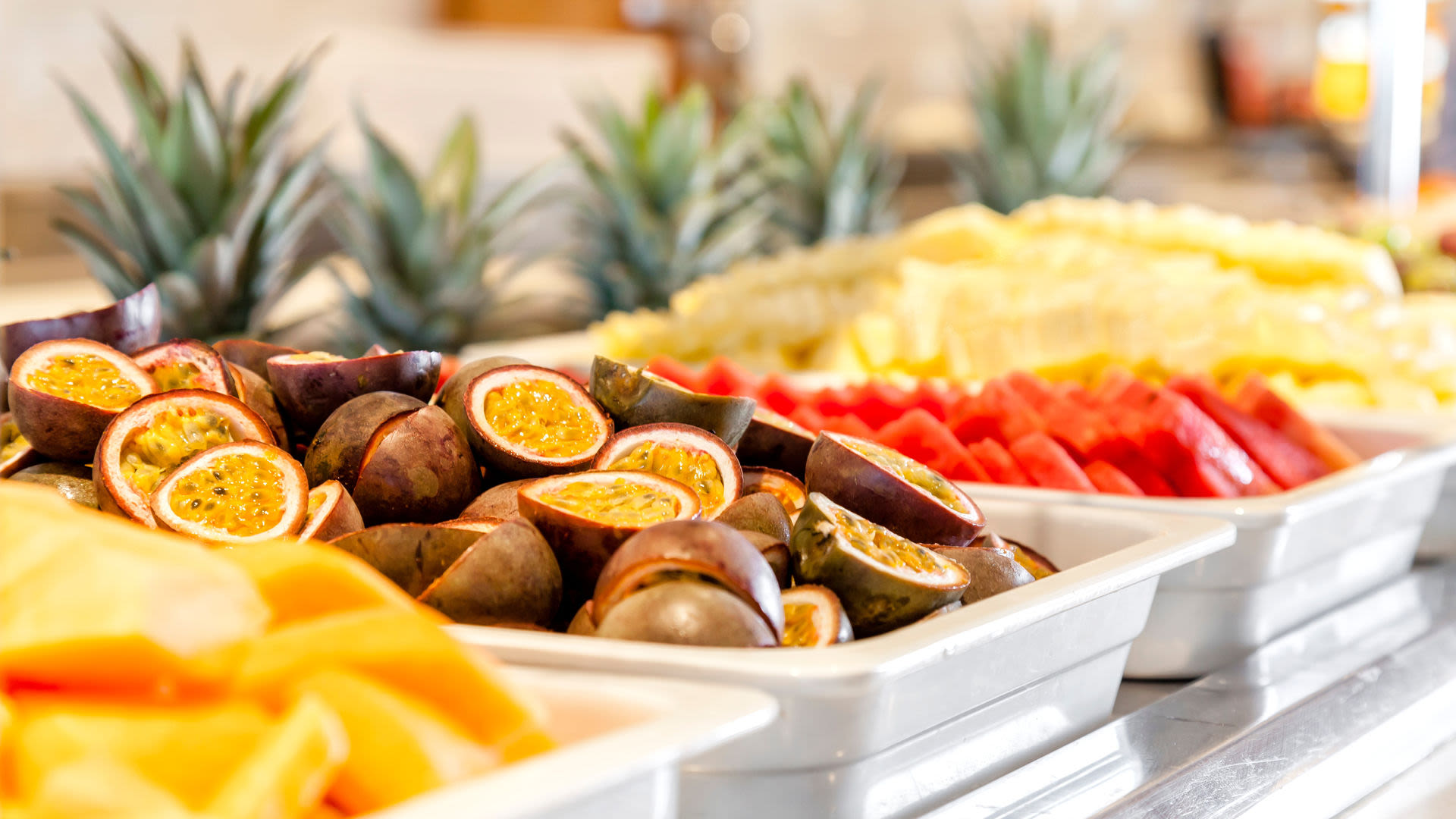 Frische tropische Früchte auf Buffet, Passionsfrucht, Ananas, Melone.