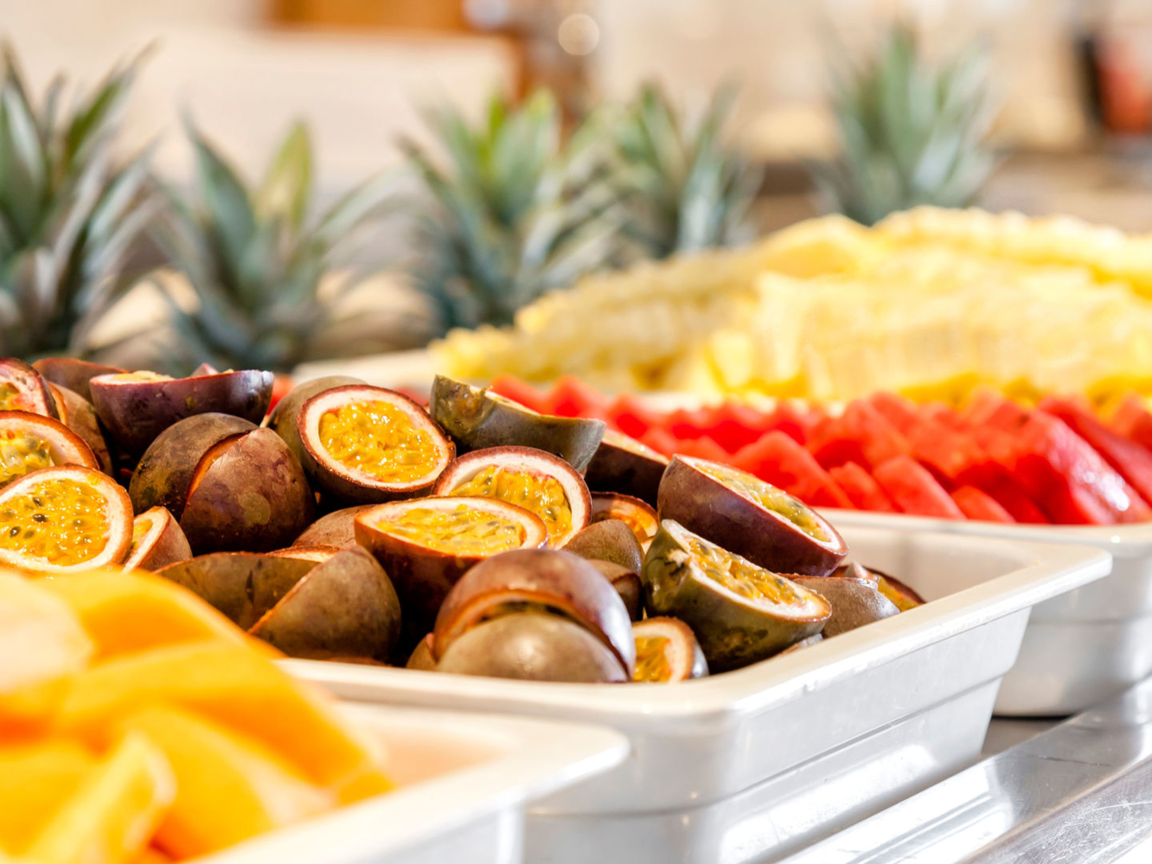 Fruchtauswahl Frische tropische Früchte auf Buffet, Passionsfrucht, Ananas, Melone.