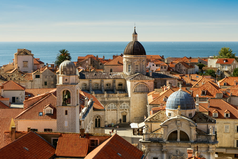 Dubrovnik Rote Dächer und historische Gebäude in Dubrovnik, Meer im Hintergrund.