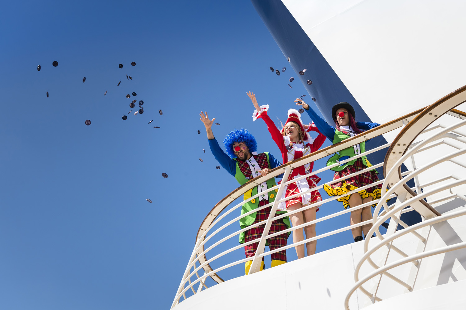 Clowns werfen Münzen von Kreuzfahrtschiff der Mein Schiff® Flotte.