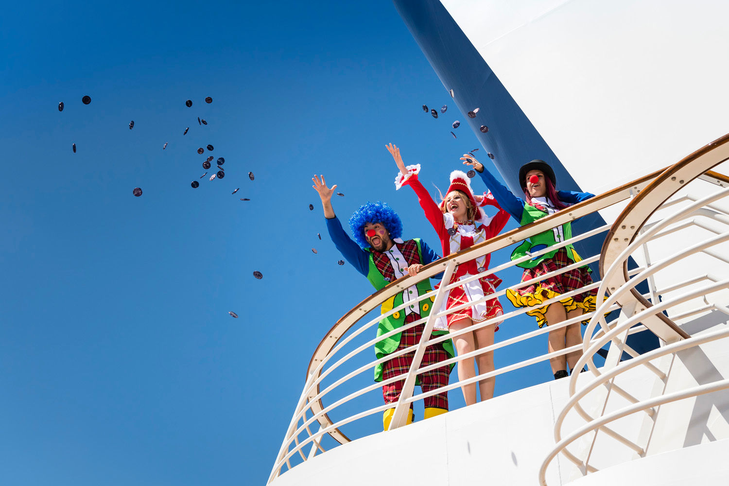Clowns werfen Münzen von Kreuzfahrtschiff der Mein Schiff® Flotte. Clowns werfen Münzen von Kreuzfahrtschiff der Mein Schiff® Flotte.