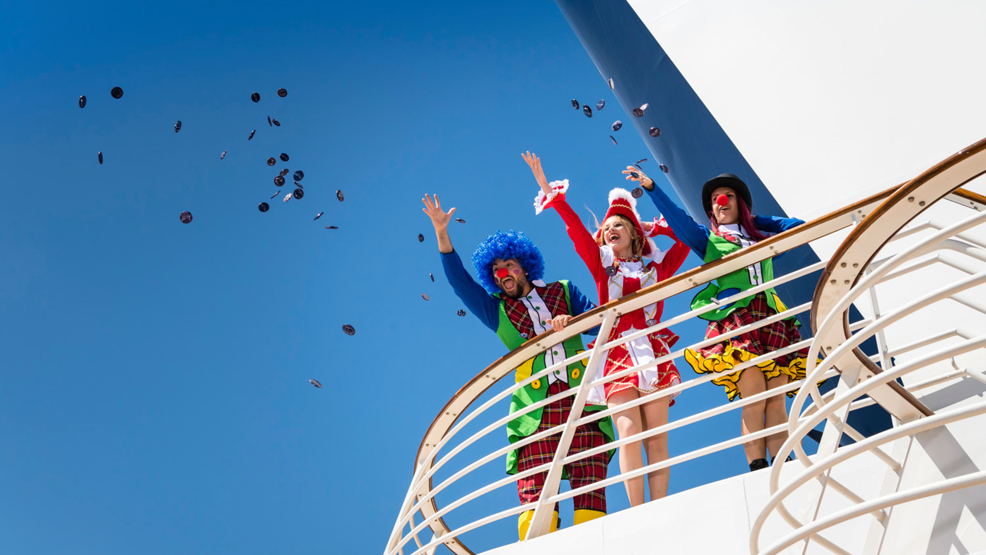 Jeckliner Clowns werfen Münzen von Kreuzfahrtschiff der Mein Schiff® Flotte.