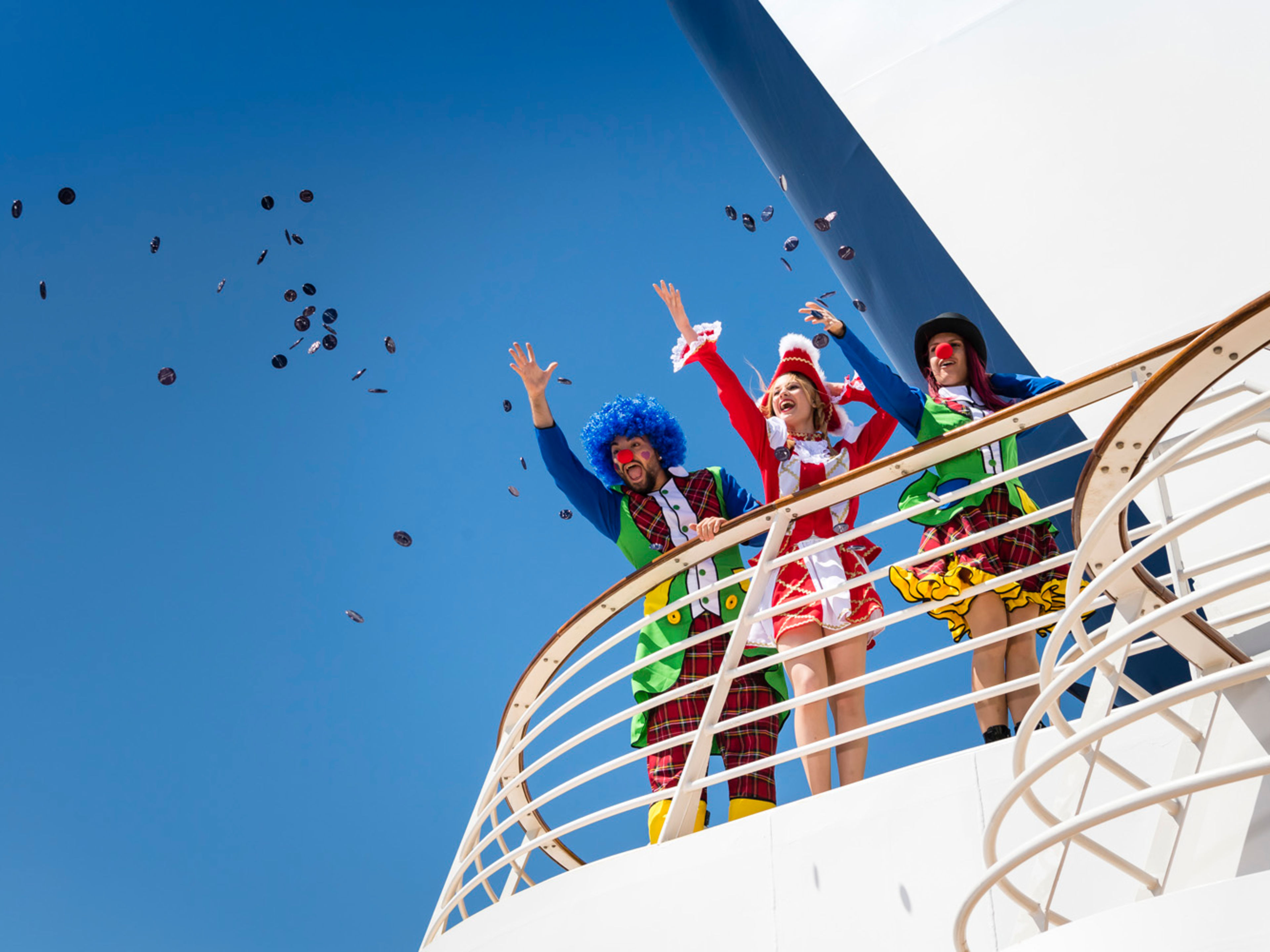 Jeckliner Clowns werfen Münzen von Kreuzfahrtschiff der Mein Schiff® Flotte.