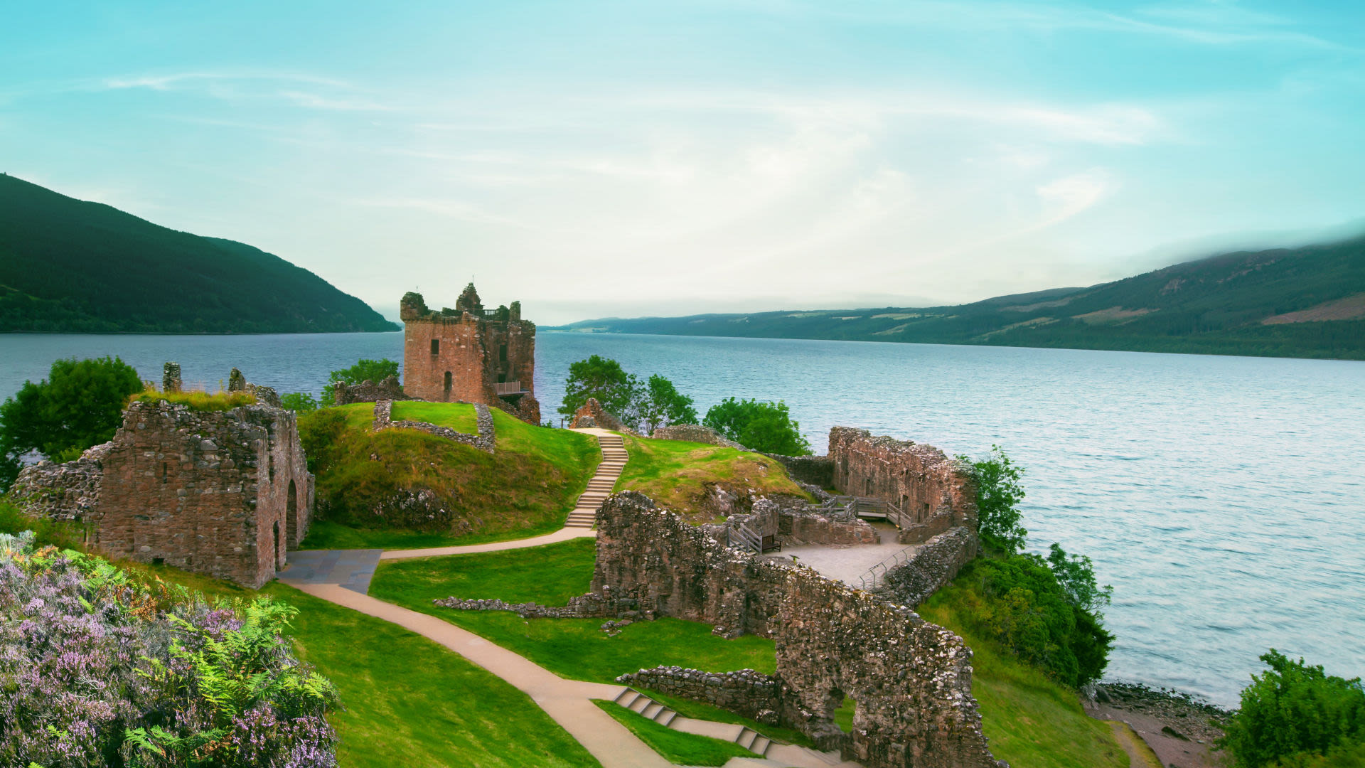 Ruinen von Urquhart Castle am Loch Ness, Schottland.