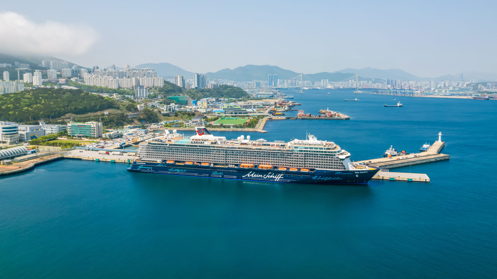 Kreuzfahrtschiff der Mein Schiff® Flotte im Hafen von Busan, Südkorea.