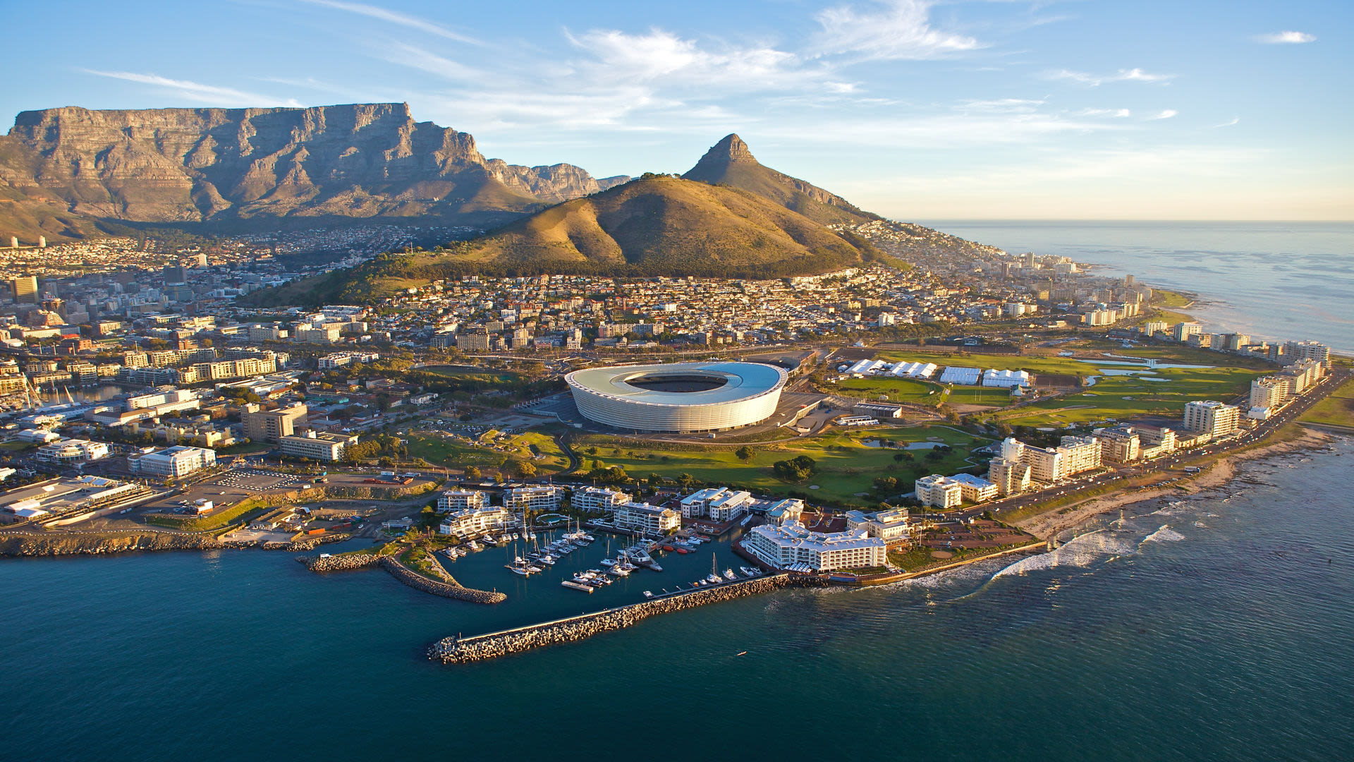 Kapstadt-Panorama mit Tafelberg, Stadion und Küste bei Sonnenuntergang.