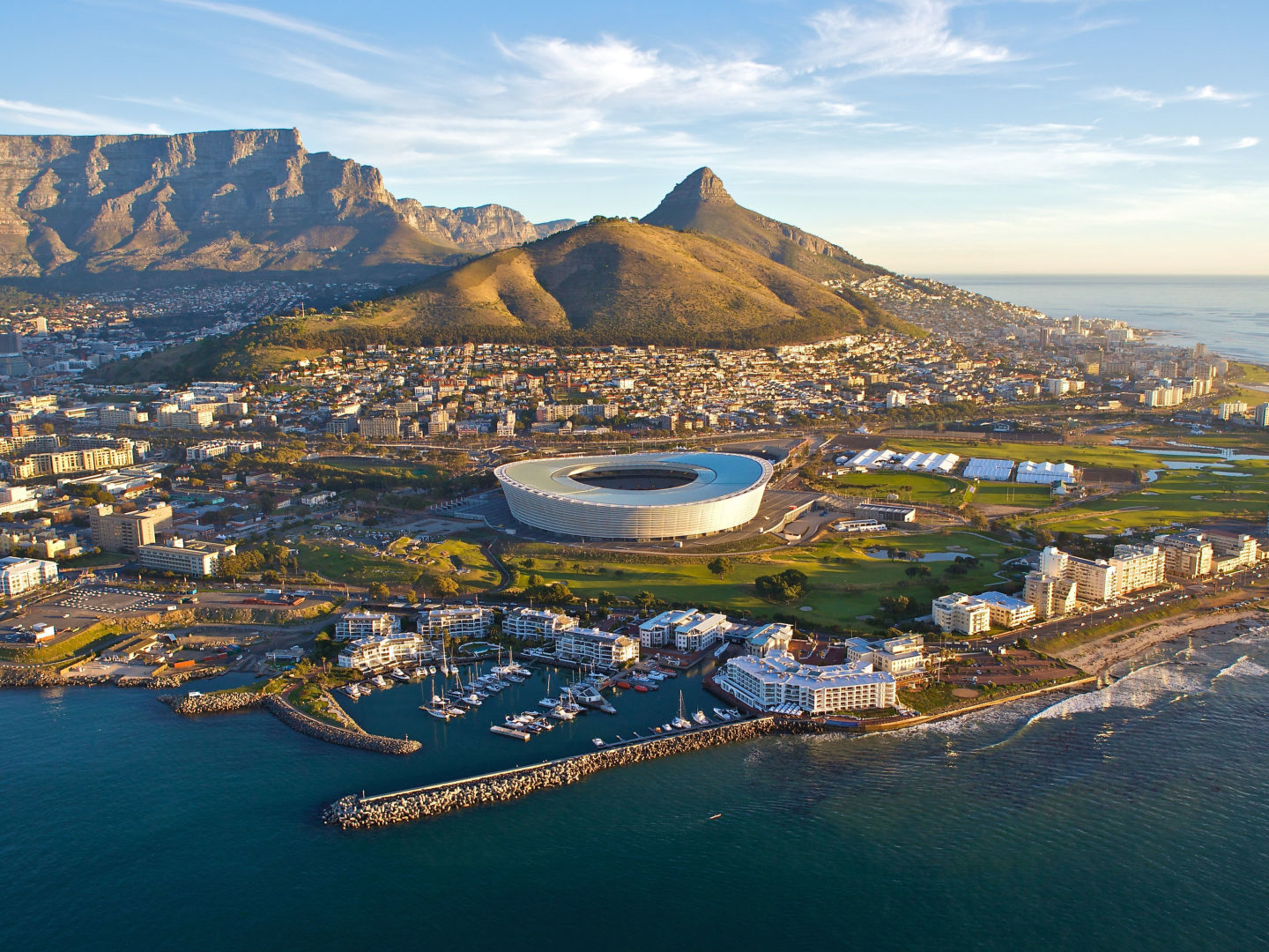 Kapstadt-Panorama mit Tafelberg, Stadion und Küste bei Sonnenuntergang. Kapstadt-Panorama mit Tafelberg, Stadion und Küste bei Sonnenuntergang.
