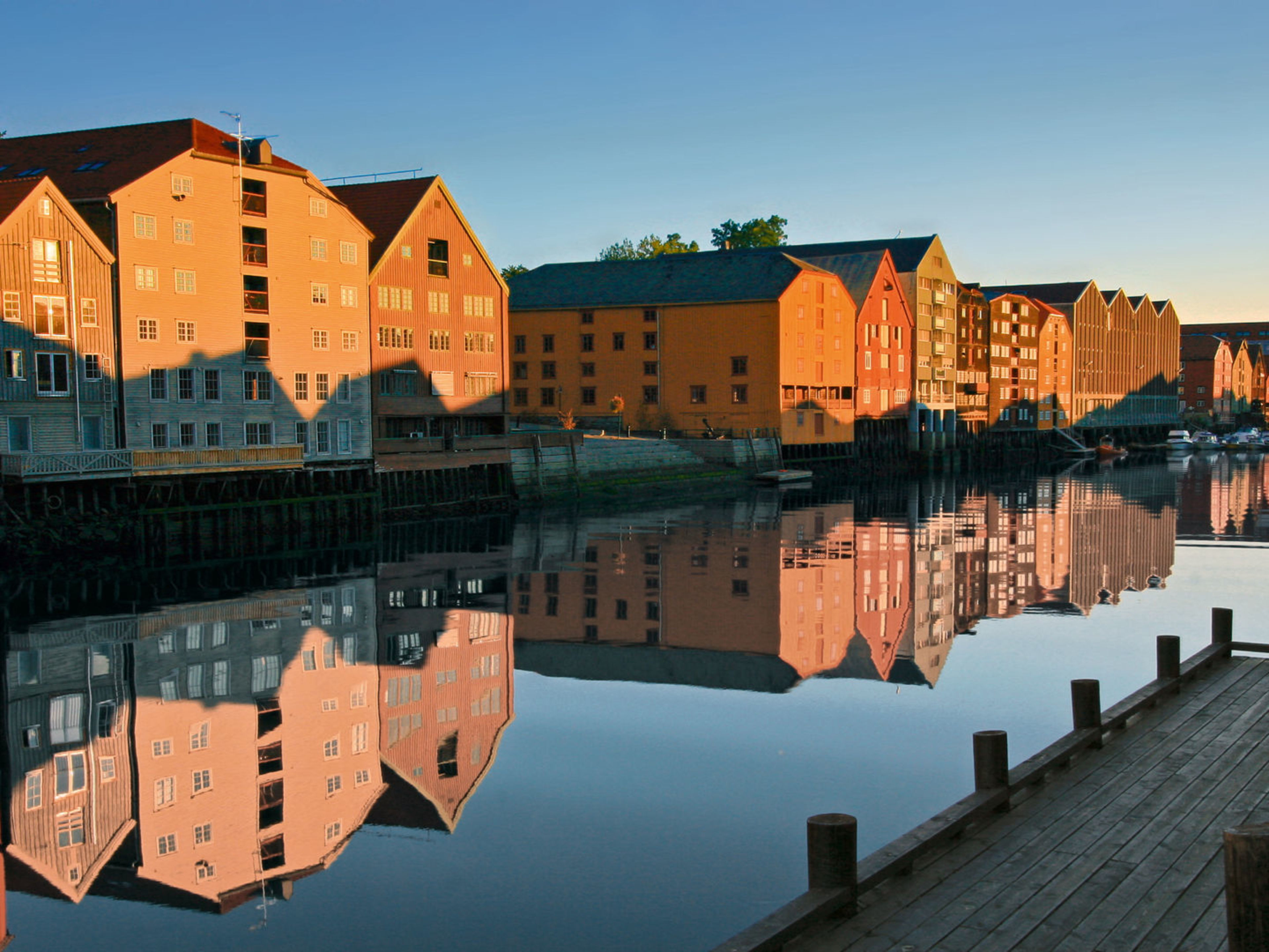 Trondtheim Bunte Lagerhäuser spiegeln sich im Fluss in Trondheim.