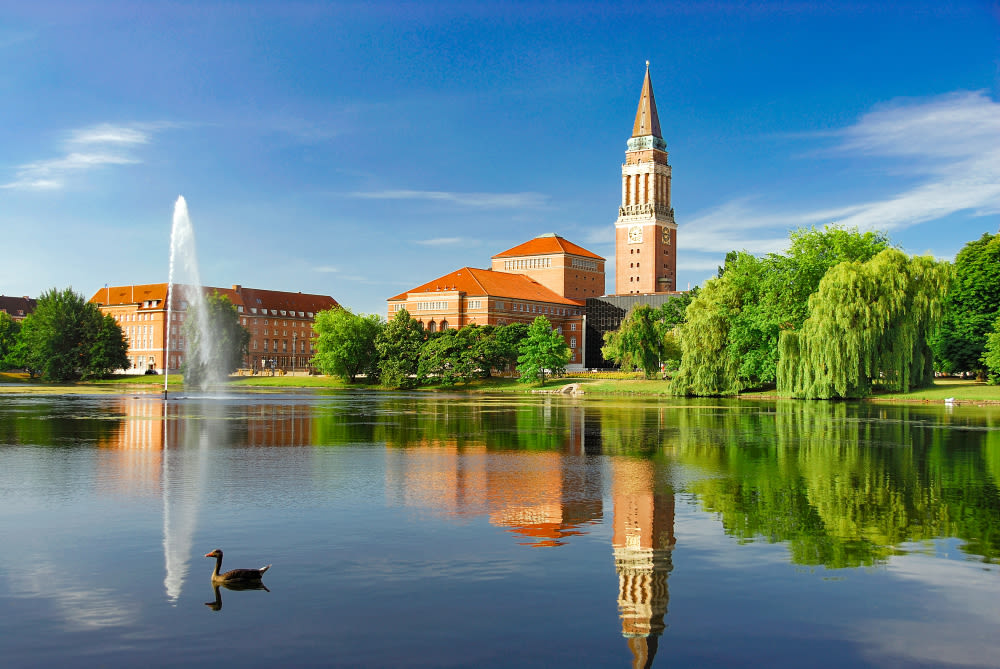 Rathaus Kiel, See mit Springbrunnen, Ente, blauer Himmel.