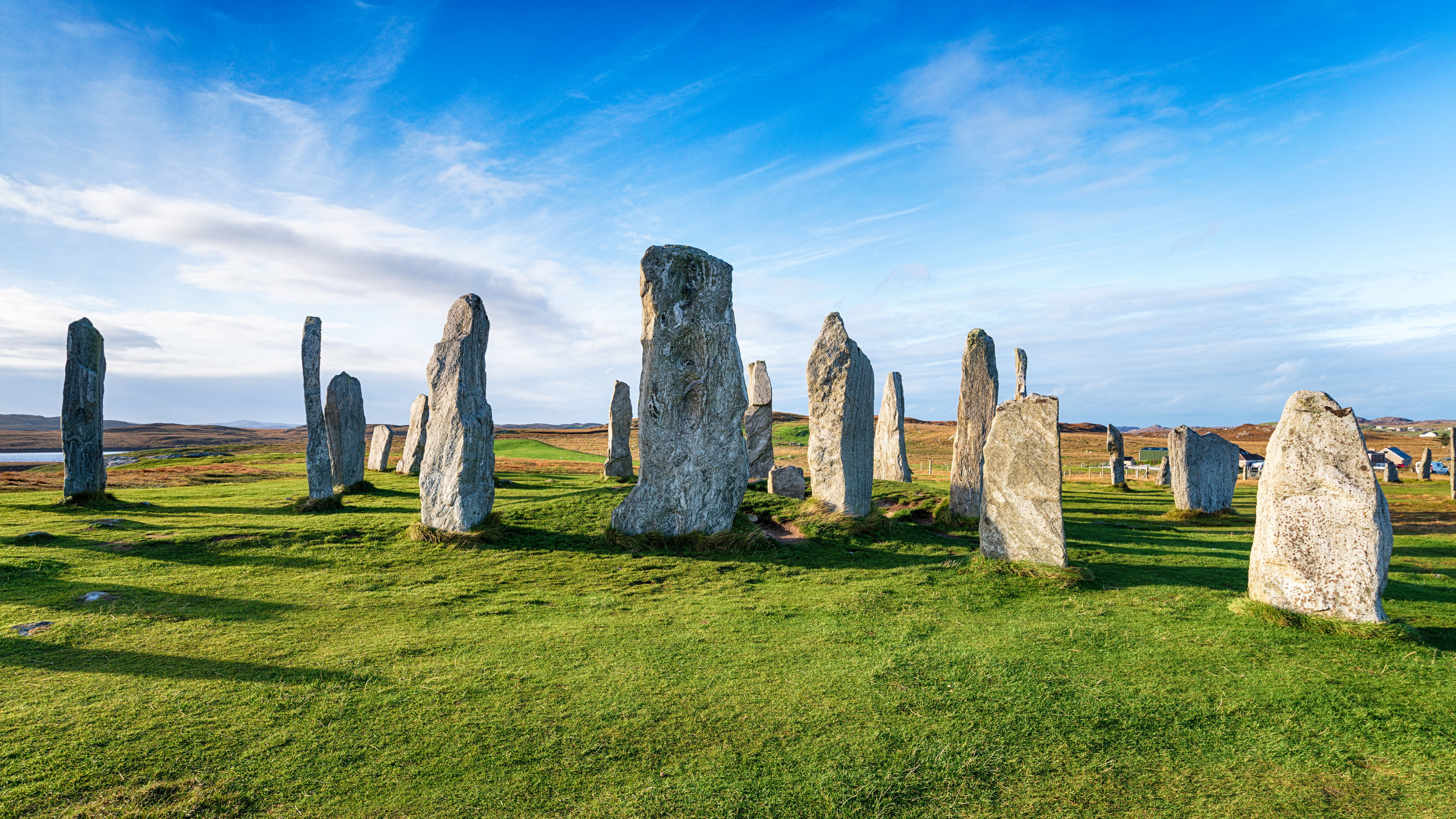 Steinkreis von Callanish, Schottland, bei blauem Himmel.