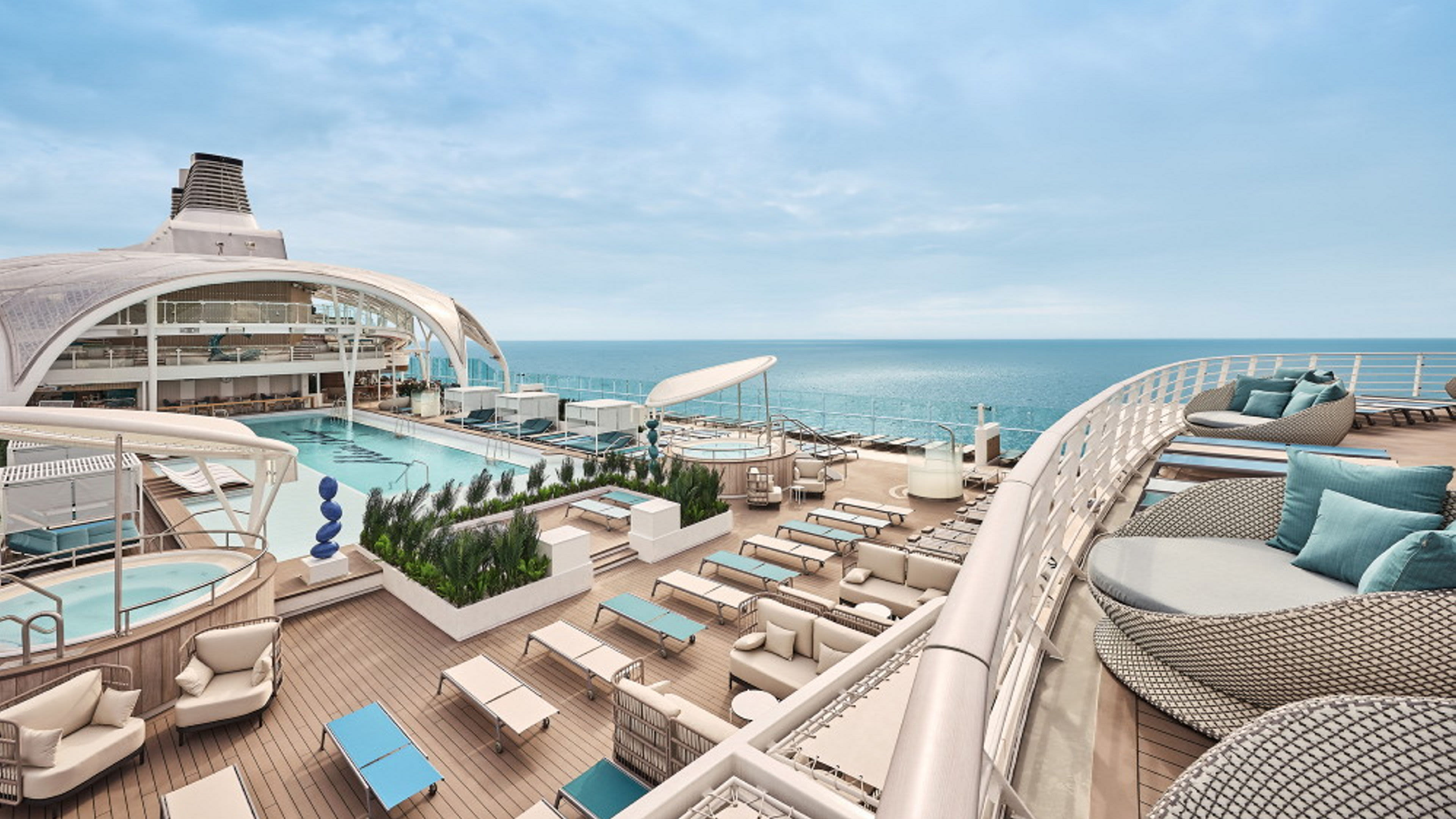 Pooldeck auf Kreuzfahrtschiff der Mein Schiff® Flotte, Meerblick, Liegestühle, blauer Himmel.