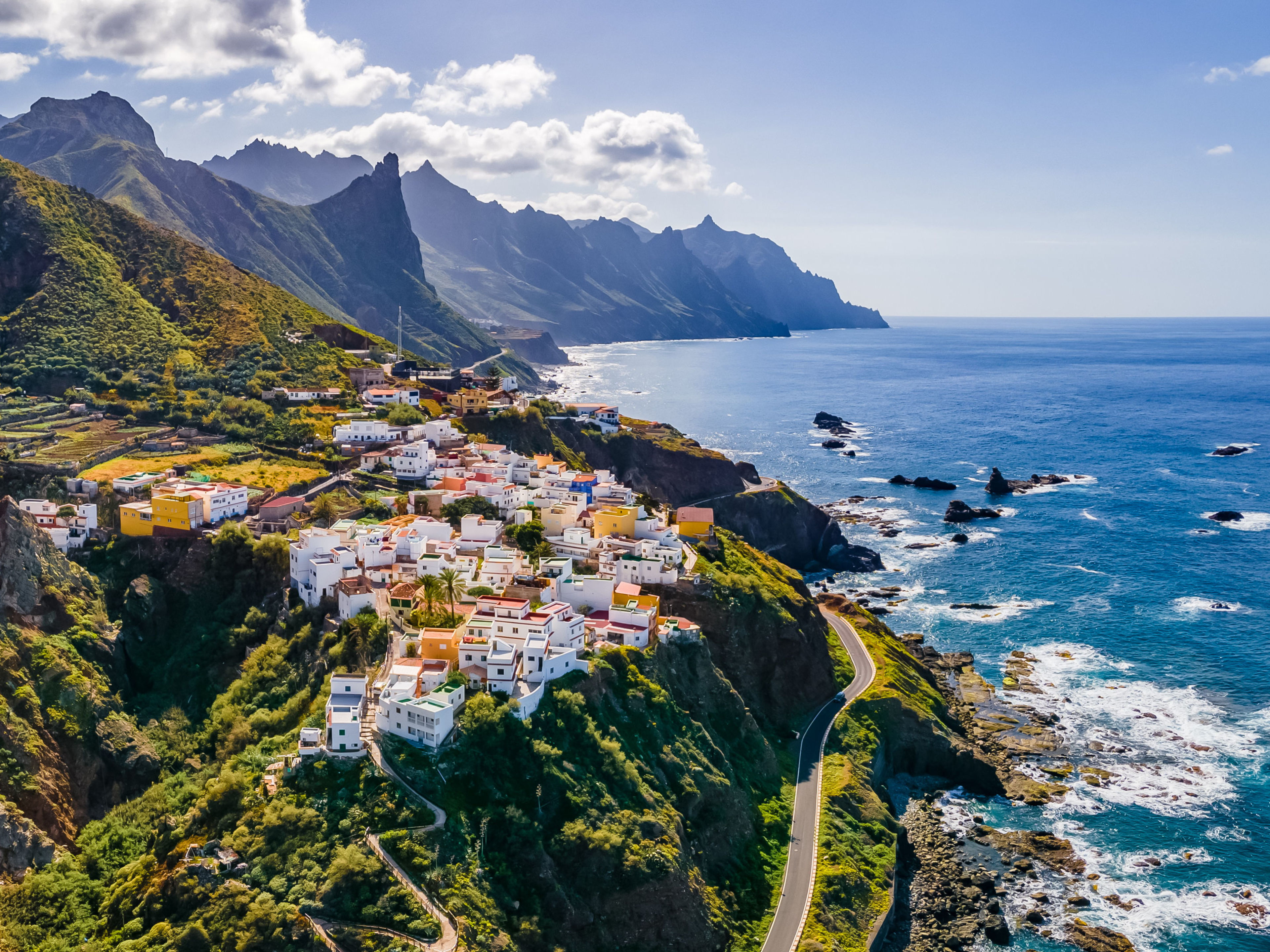 Küstenstadt in Teneriffa, bunte Häuser, Berge, Meer, blauer Himmel. Küstenstadt in Teneriffa, bunte Häuser, Berge, Meer, blauer Himmel.