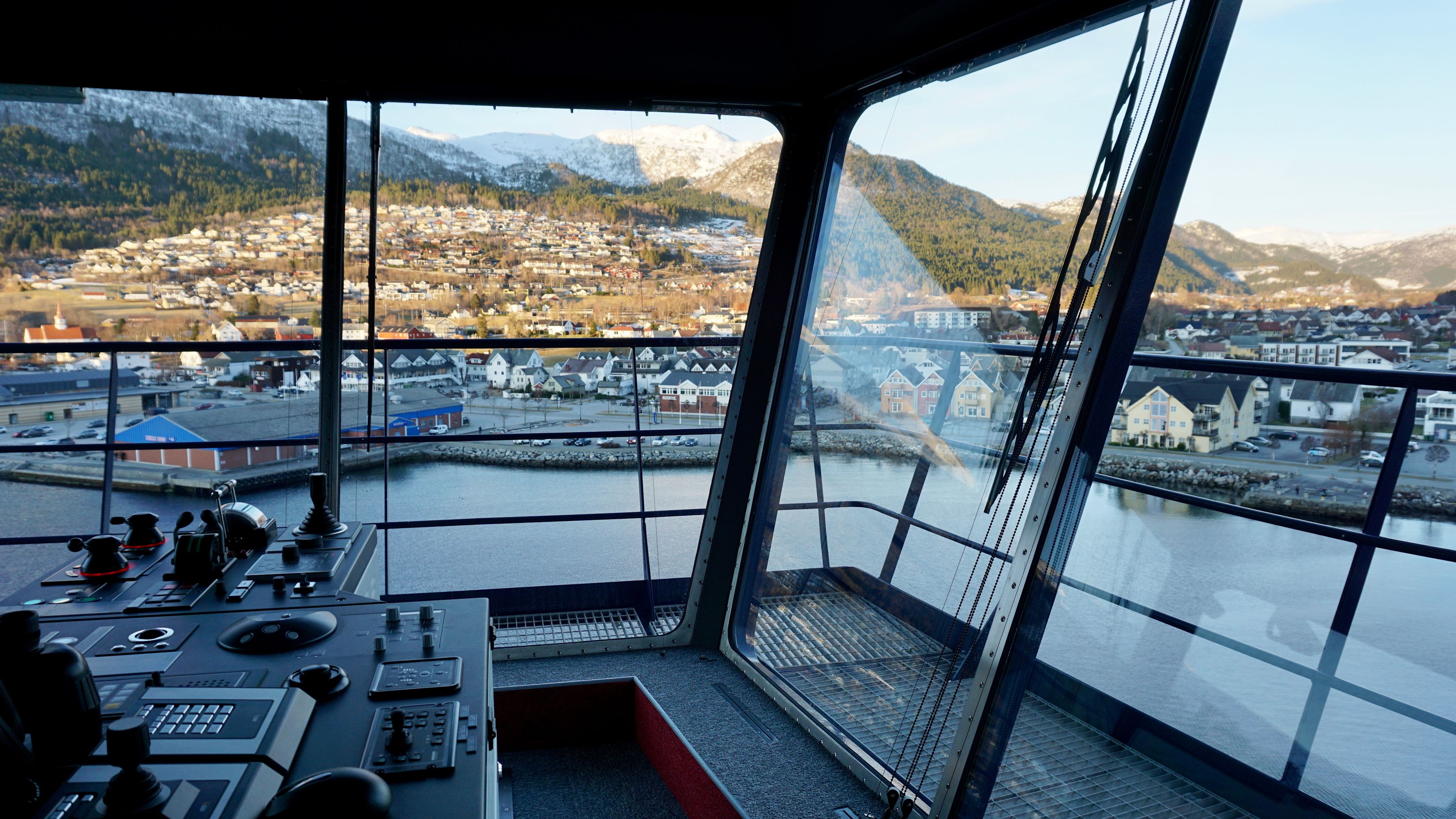 Blick aus der Brücke eines Kreuzfahrtschiffs auf norwegische Küstenstadt. Blick aus der Brücke eines Kreuzfahrtschiffs auf norwegische Küstenstadt.