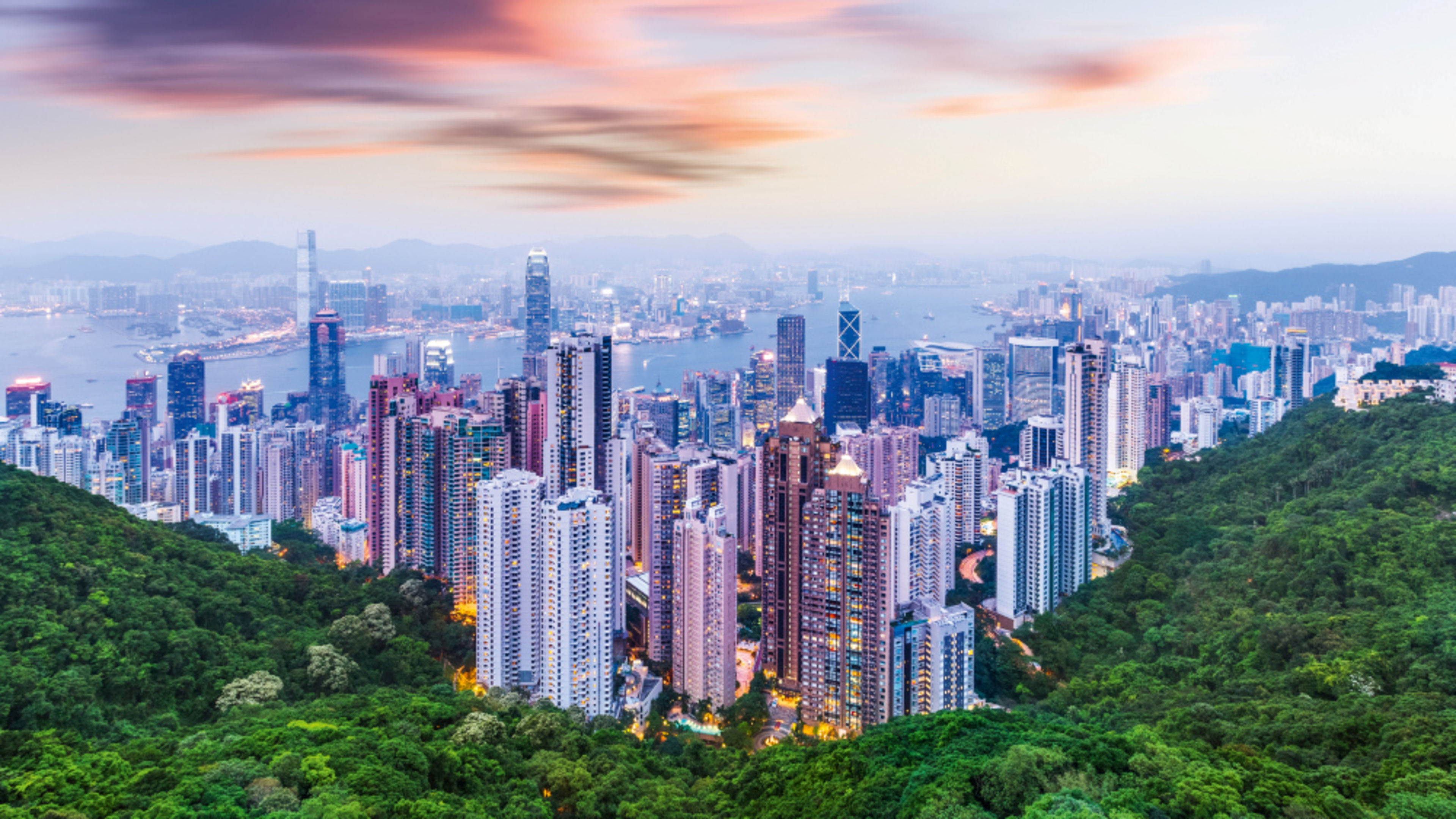 Hongkong Skyline bei Sonnenuntergang, Wolkenkratzer und grüne Hügel. Hongkong Skyline bei Sonnenuntergang, Wolkenkratzer und grüne Hügel.