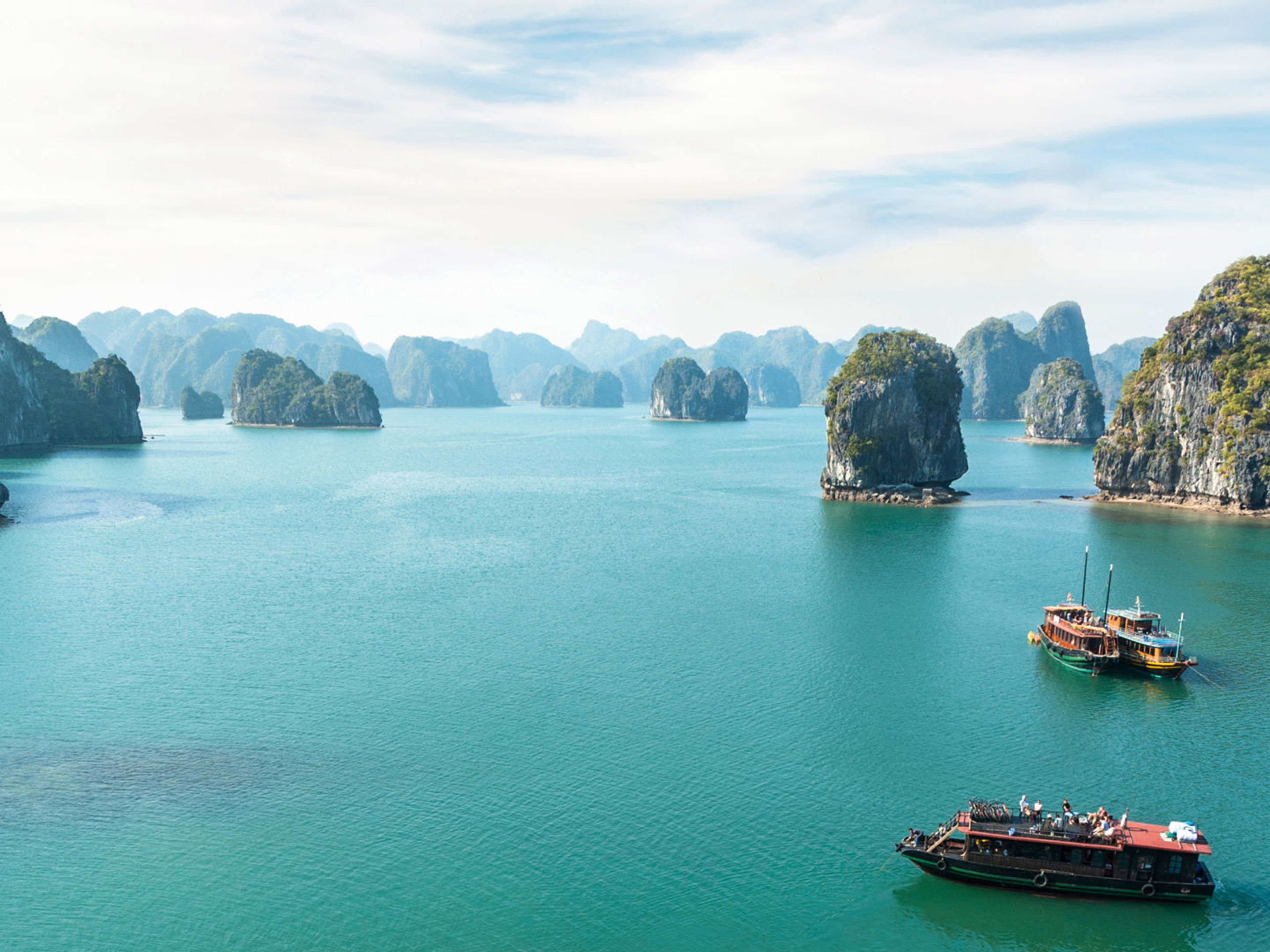 Halong Bucht Vietnam Boote auf türkisfarbenem Wasser in der Halong-Bucht, Vietnam.