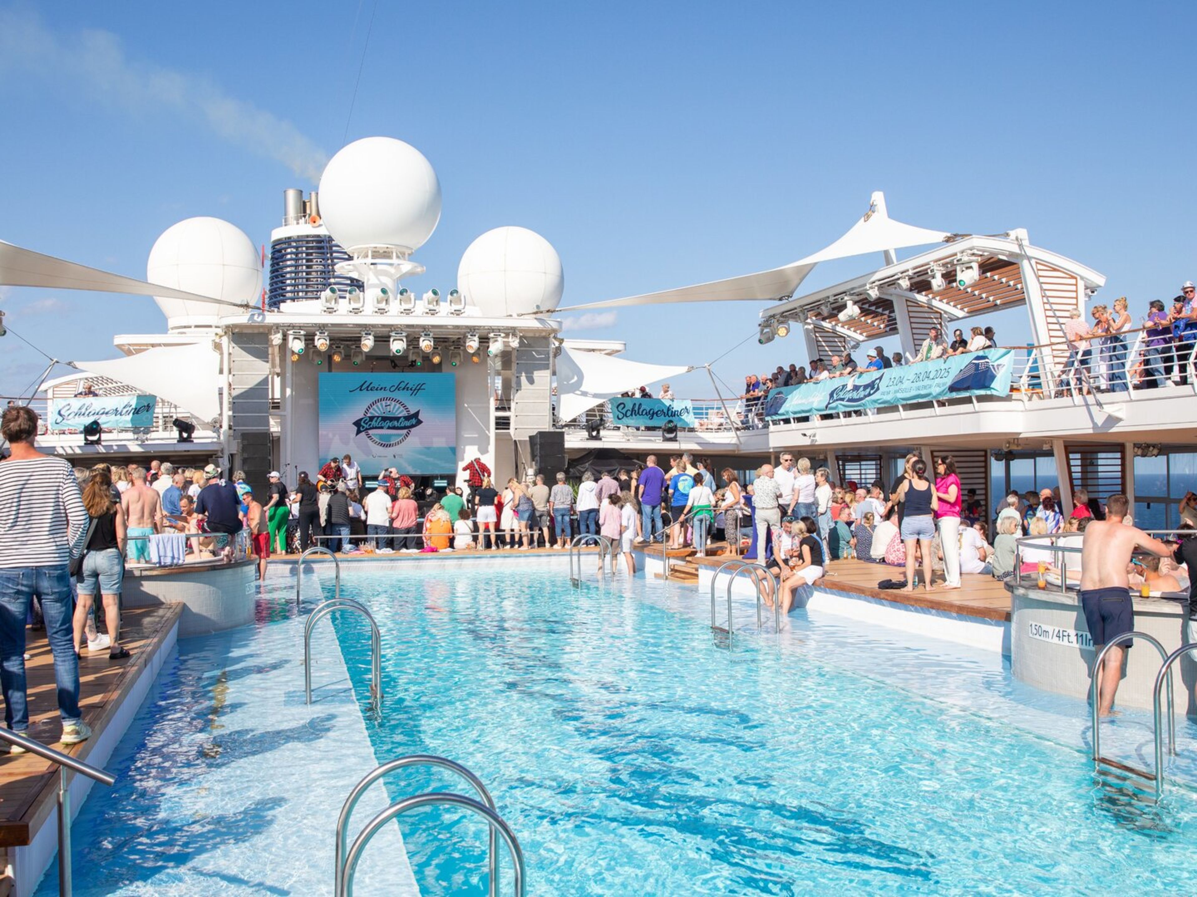 Menschenmenge am Pool auf Kreuzfahrtschiff der Mein Schiff® Flotte. Menschenmenge am Pool auf Kreuzfahrtschiff der Mein Schiff® Flotte.