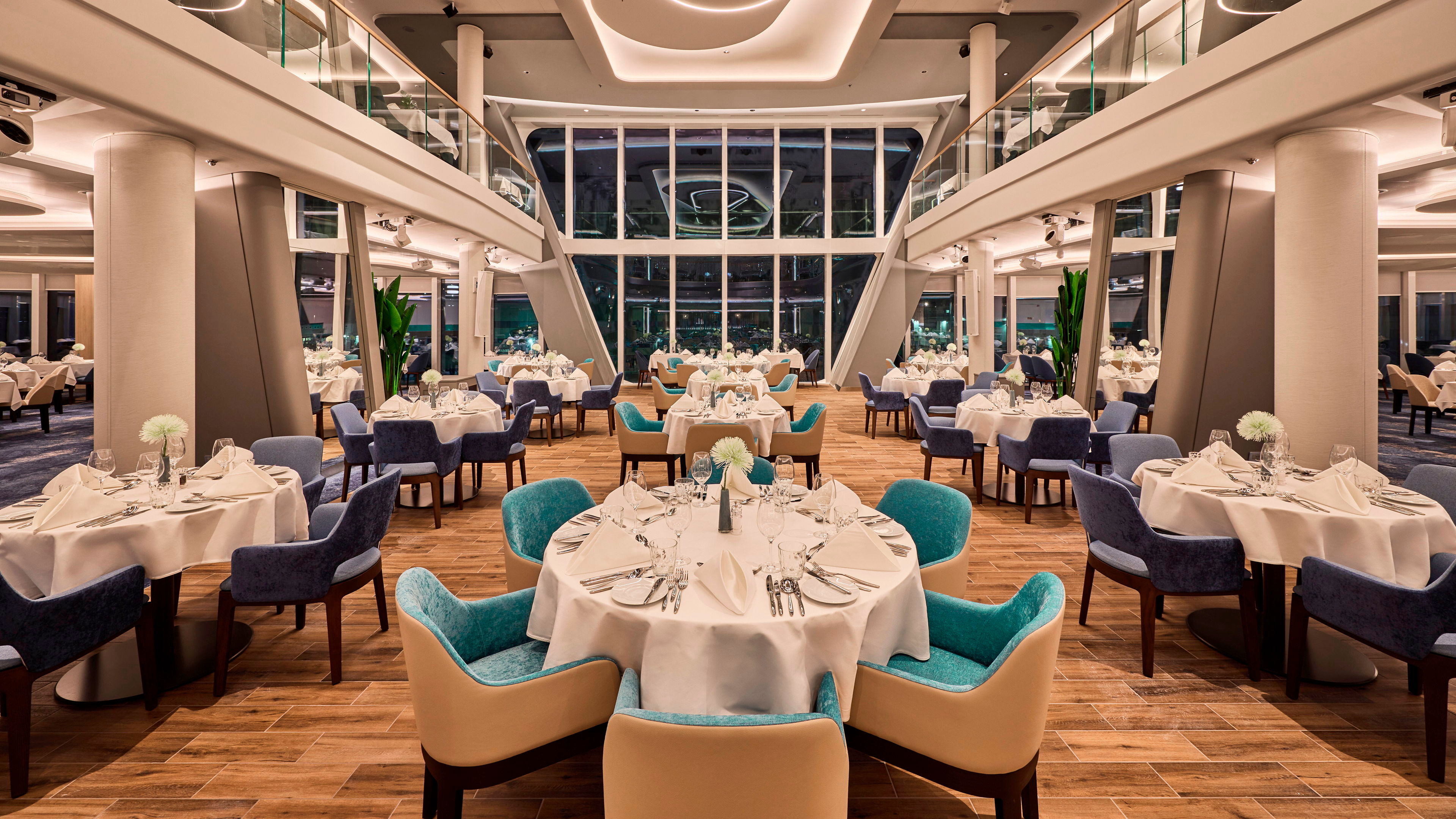 Elegantes Restaurant mit gedeckten Tischen und blauen Stühlen auf Kreuzfahrtschiff. Elegantes Restaurant mit gedeckten Tischen und blauen Stühlen auf Kreuzfahrtschiff.