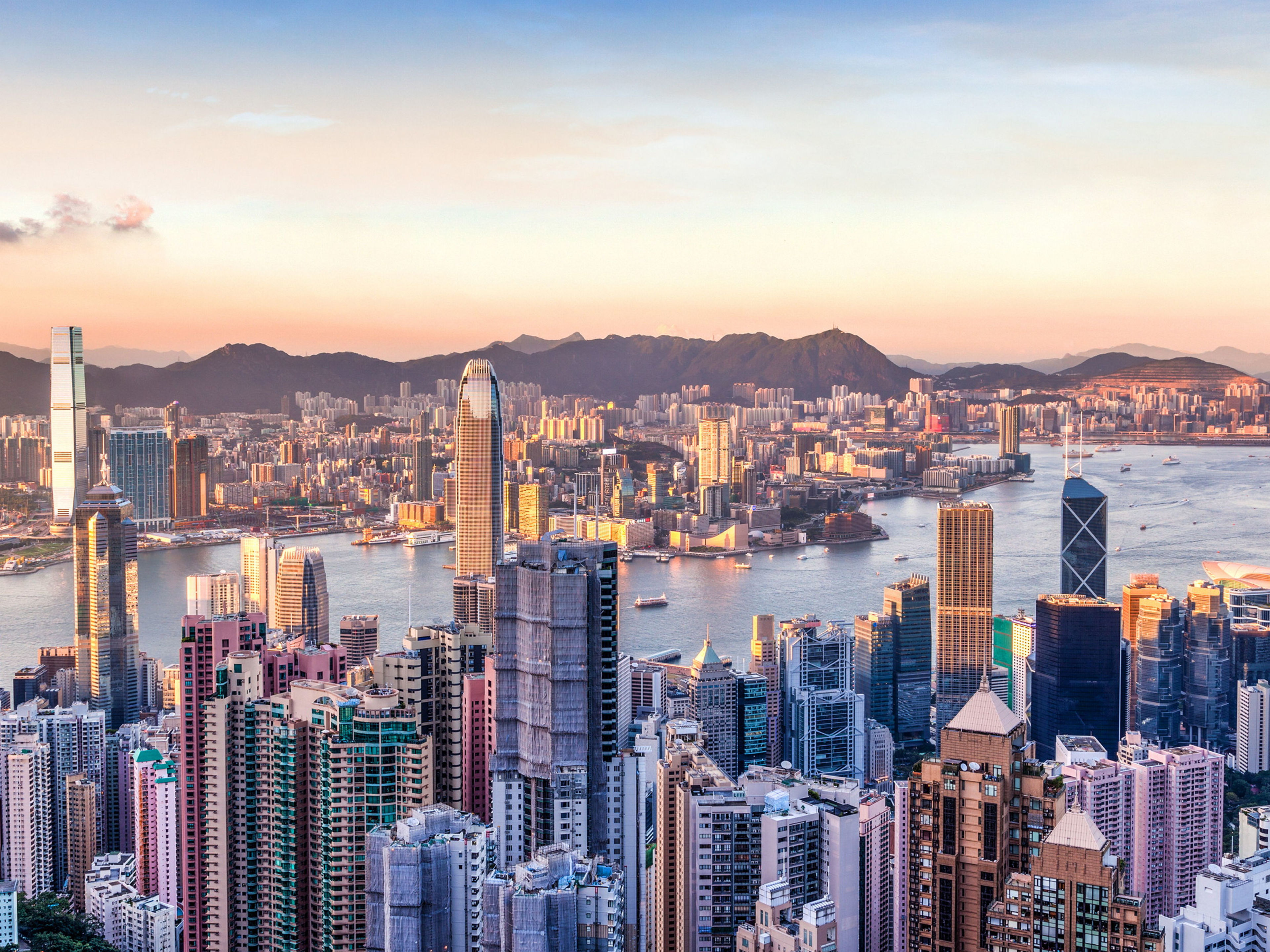Hongkong Hongkong Skyline bei Sonnenuntergang, Wolkenkratzer und Hafen.