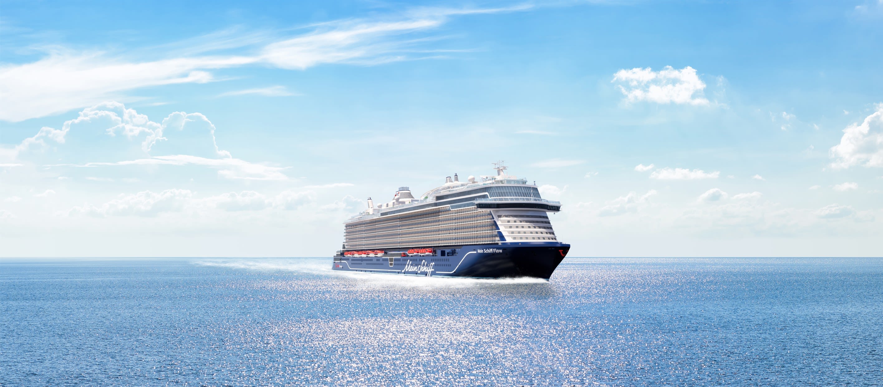 Kreuzfahrtschiff der Mein Schiff® Flotte auf offenem Meer unter blauem Himmel.