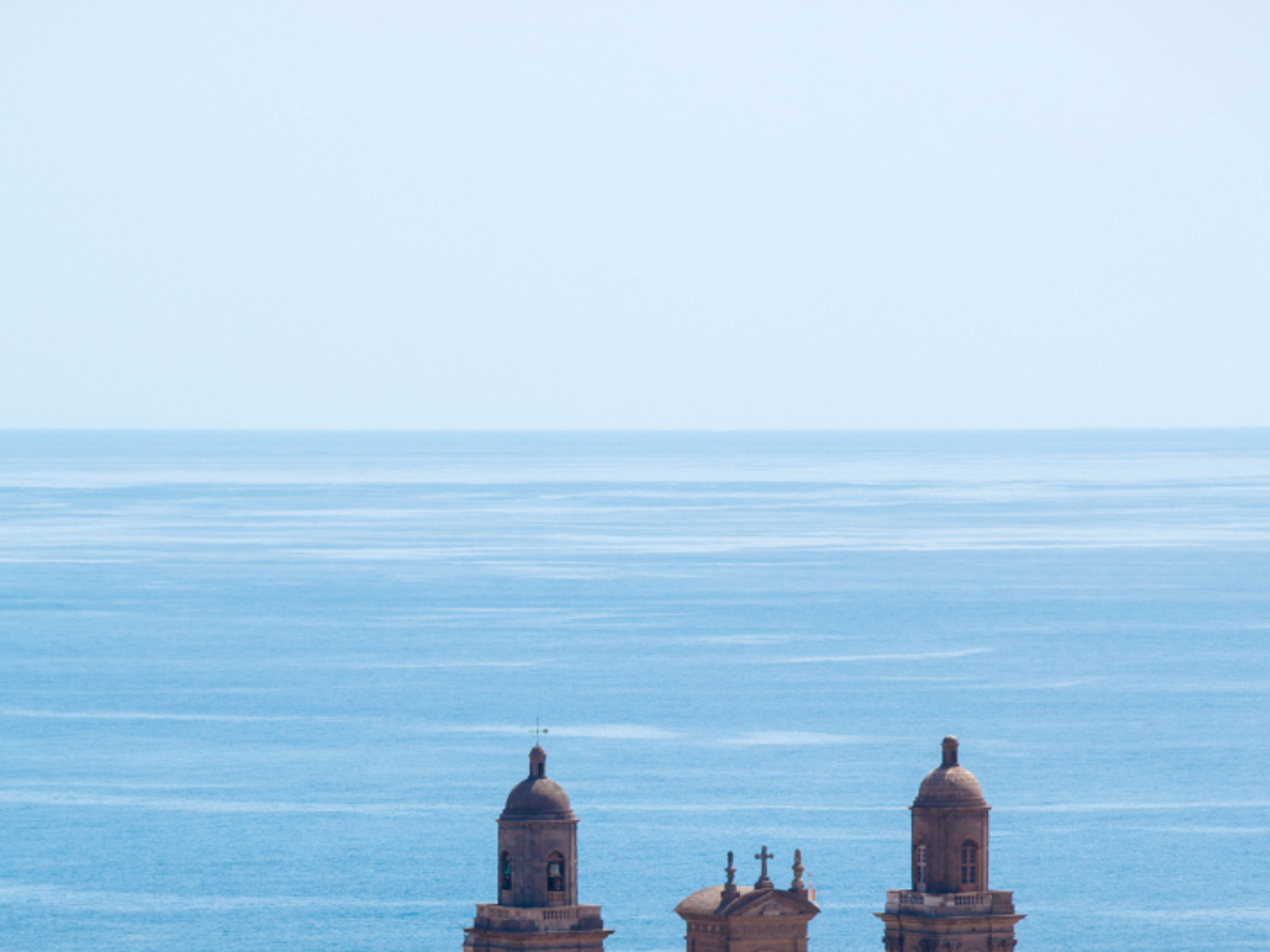 Las Palmas Gran Canaria Kathedrale von Las Palmas vor blauem Meer und bunten Häusern.