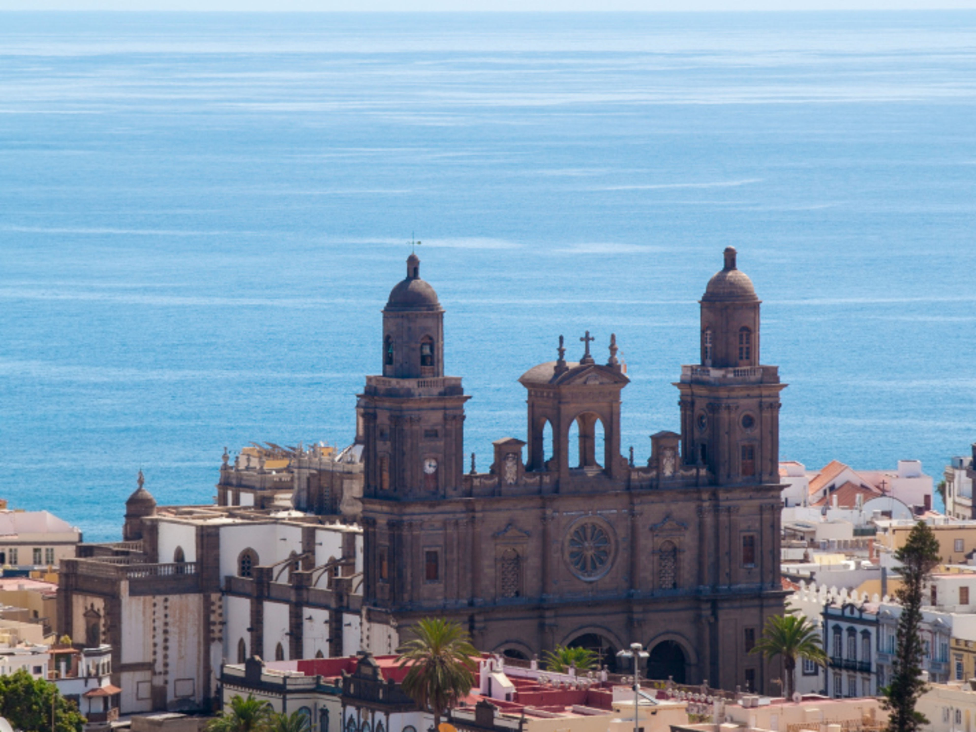 Kathedrale von Las Palmas vor blauem Meer und bunten Häusern. Kathedrale von Las Palmas vor blauem Meer und bunten Häusern.