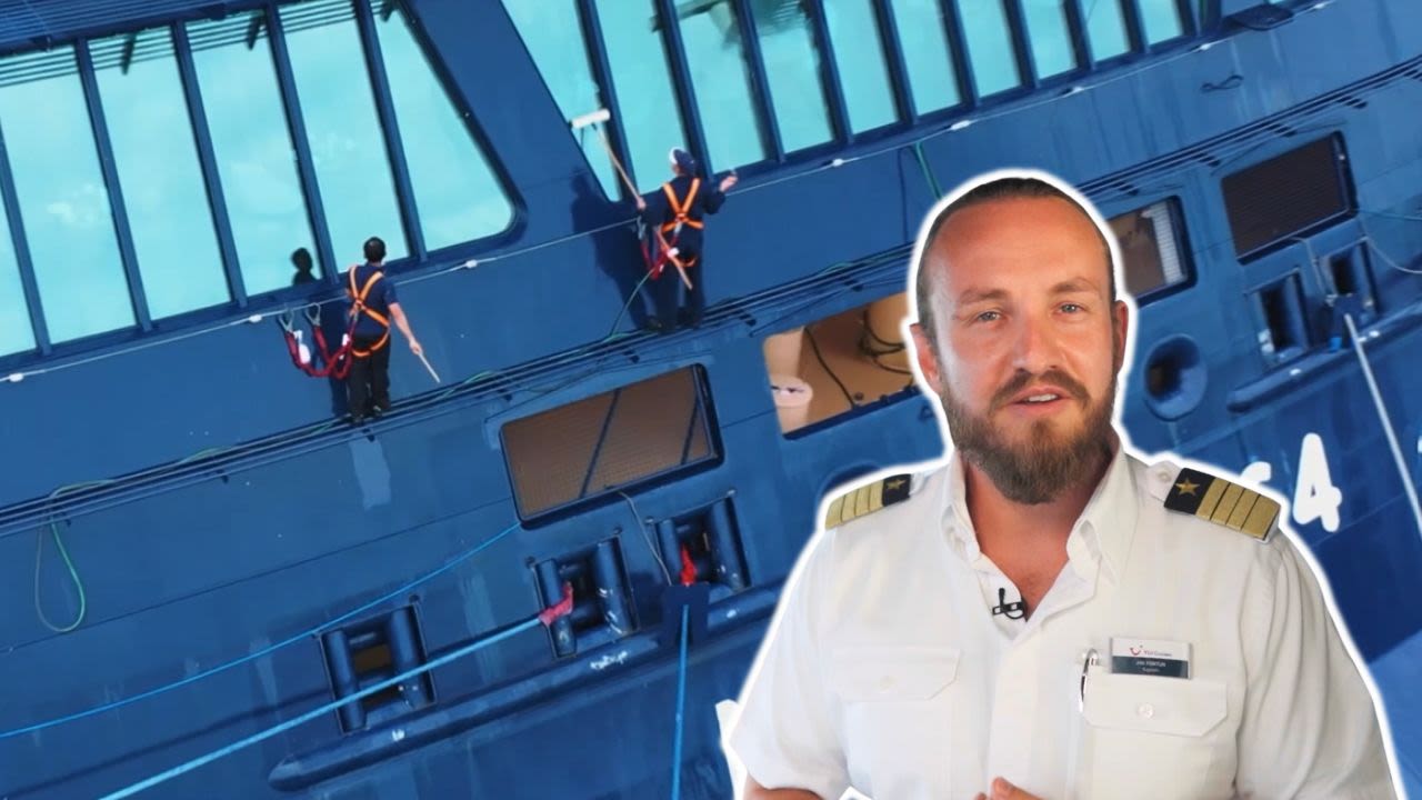 Mann in Uniform vor Kreuzfahrtschiff der Mein Schiff® Flotte.