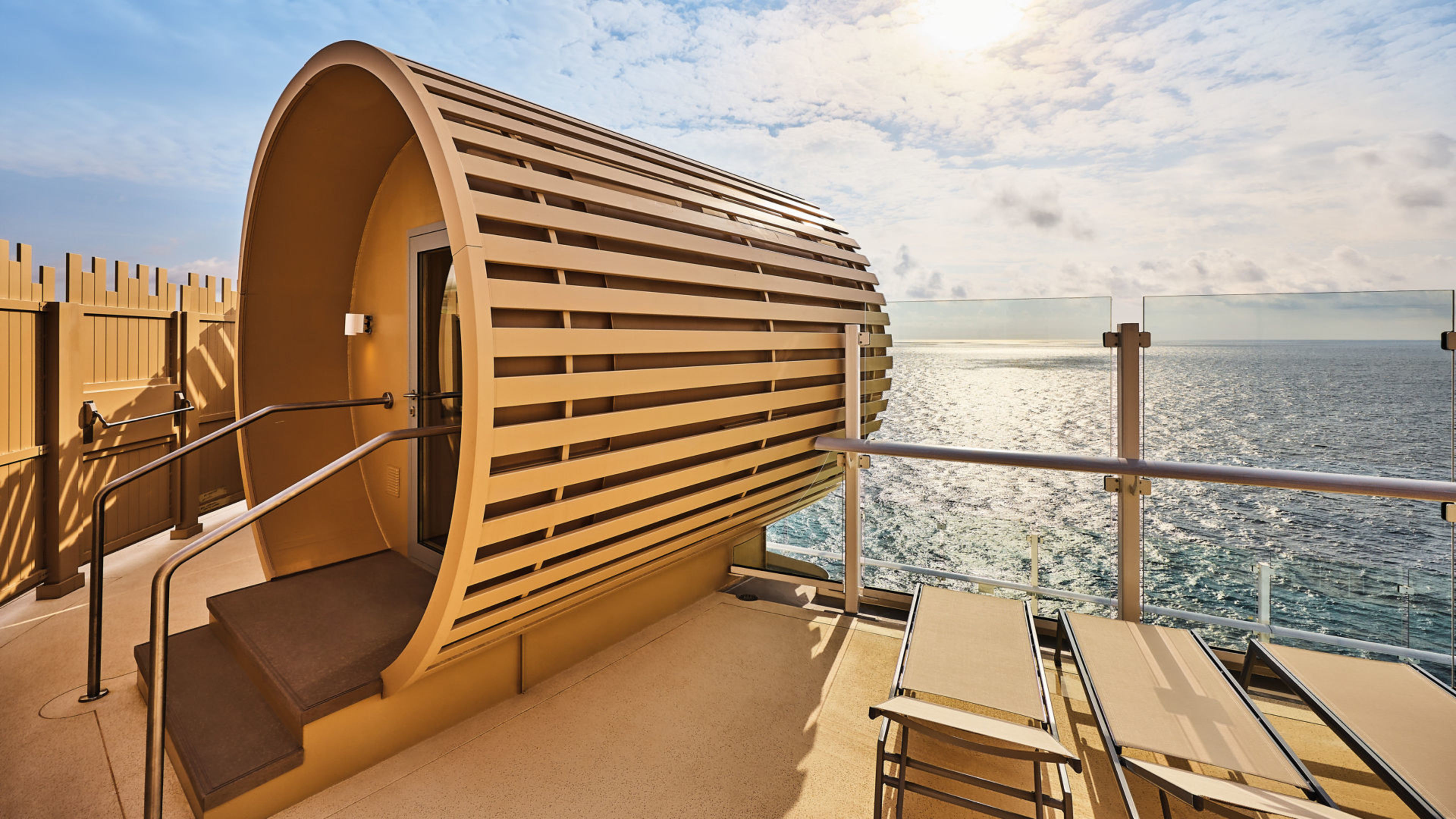Mein Schiff Relax Outdoor-Fassauna Runde Sauna auf Kreuzfahrtschiffdeck mit Meerblick bei Sonnenuntergang.