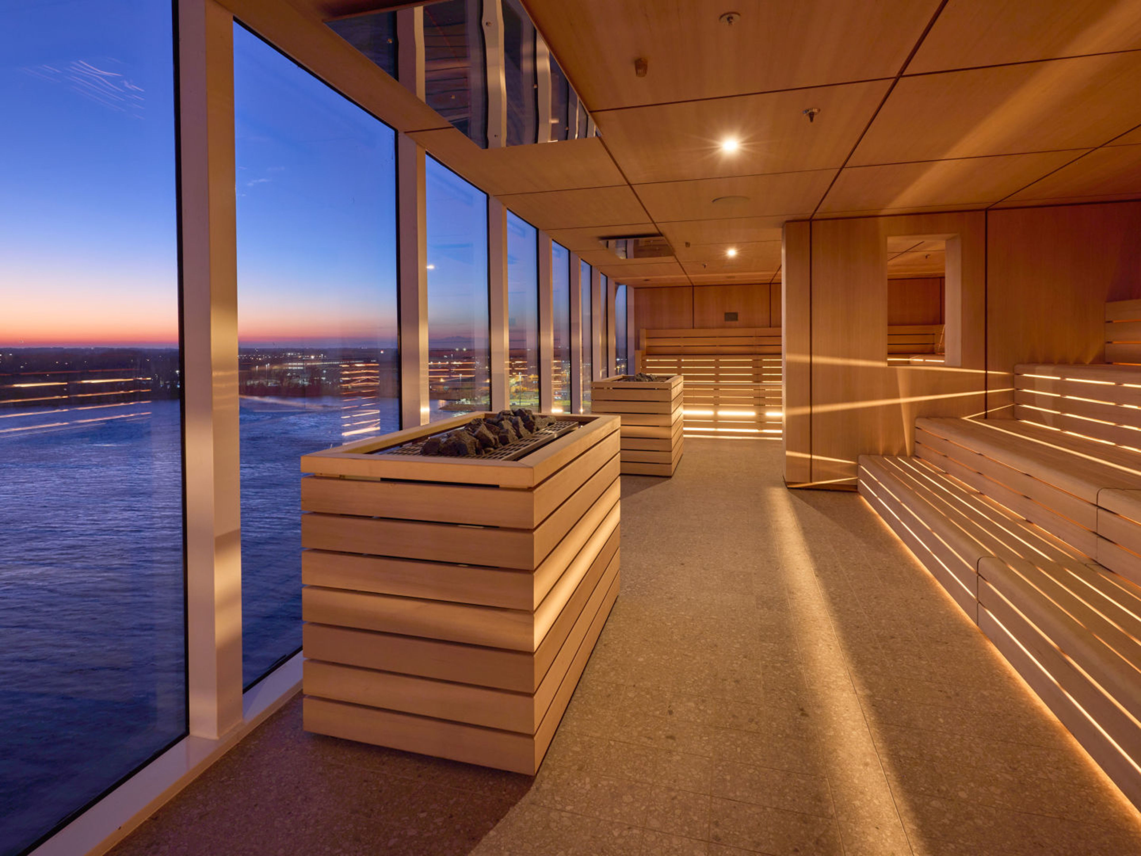 Sauna mit Panoramafenster, Blick auf Fluss bei Sonnenuntergang. Sauna mit Panoramafenster, Blick auf Fluss bei Sonnenuntergang.