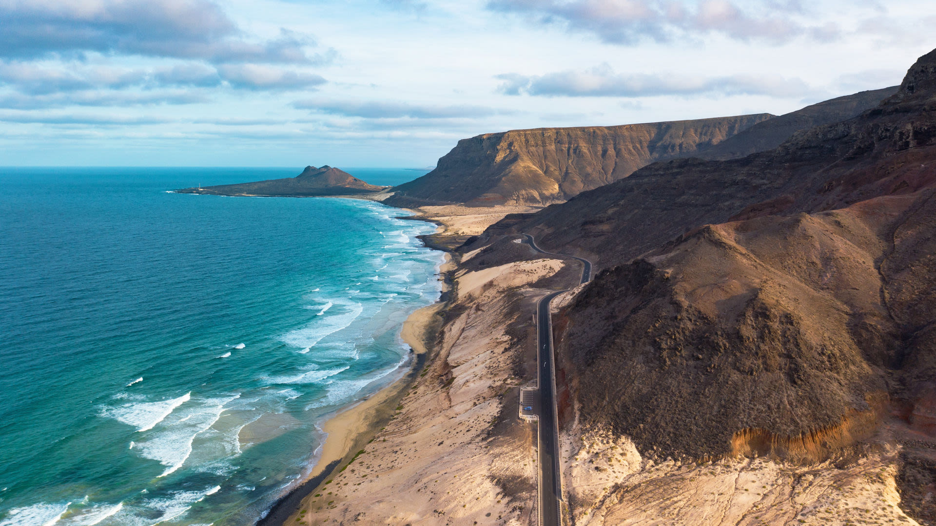 Küste von Kap Verde mit Bergen und blauem Meer.