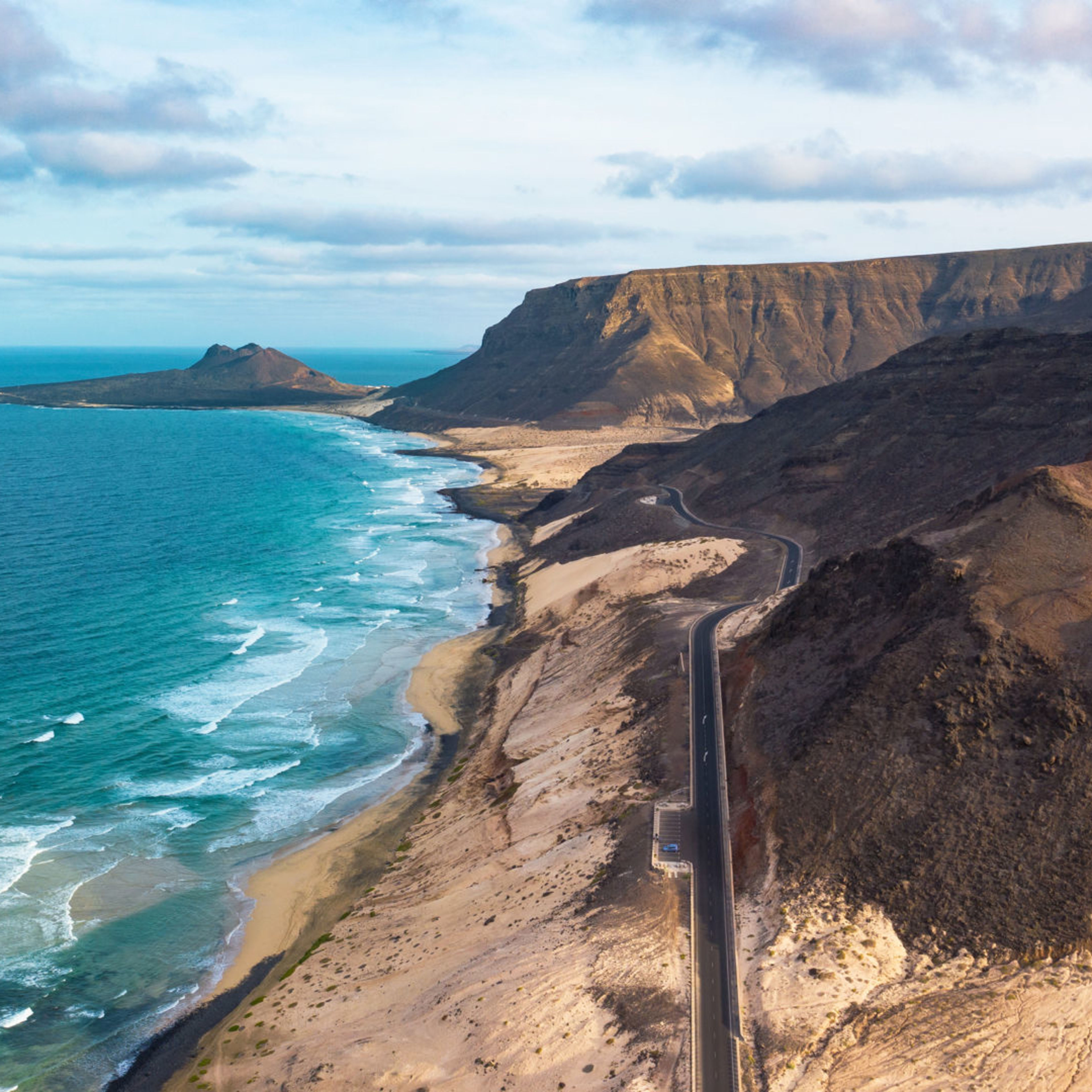 Kapverden Mindelo Küste von Kap Verde mit Bergen und blauem Meer.