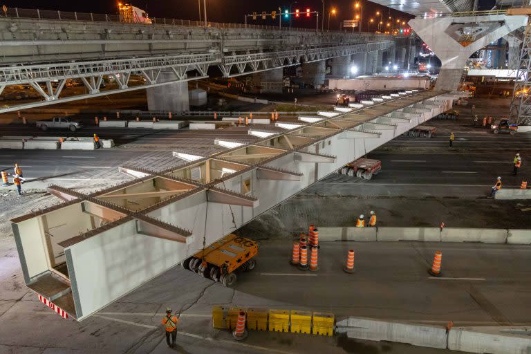 Traversee-poutre-132-nuit-30-juillet-2018-Brossard-Construction-Corridor-pont-Samuel-De-Champlain-768x512