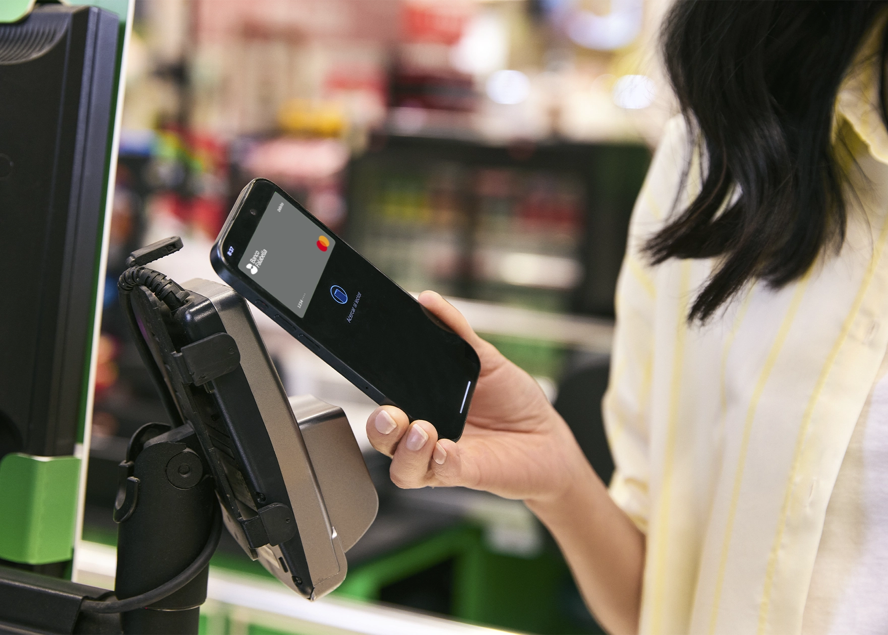 Foto de persona  pagando Apple Pay